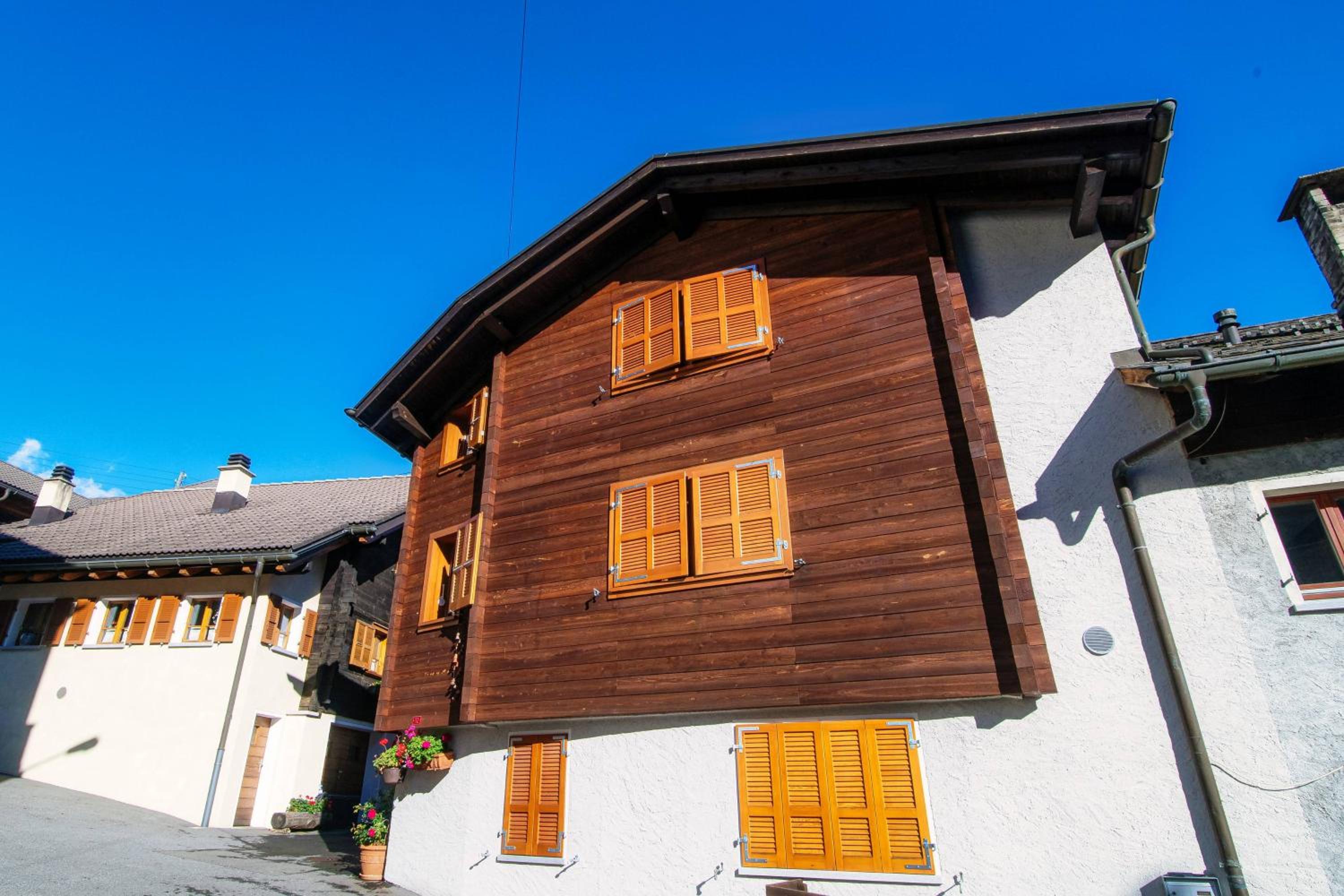 Chalet Nucleo 12 by Quokka 360 - bouldering temple in Chironico