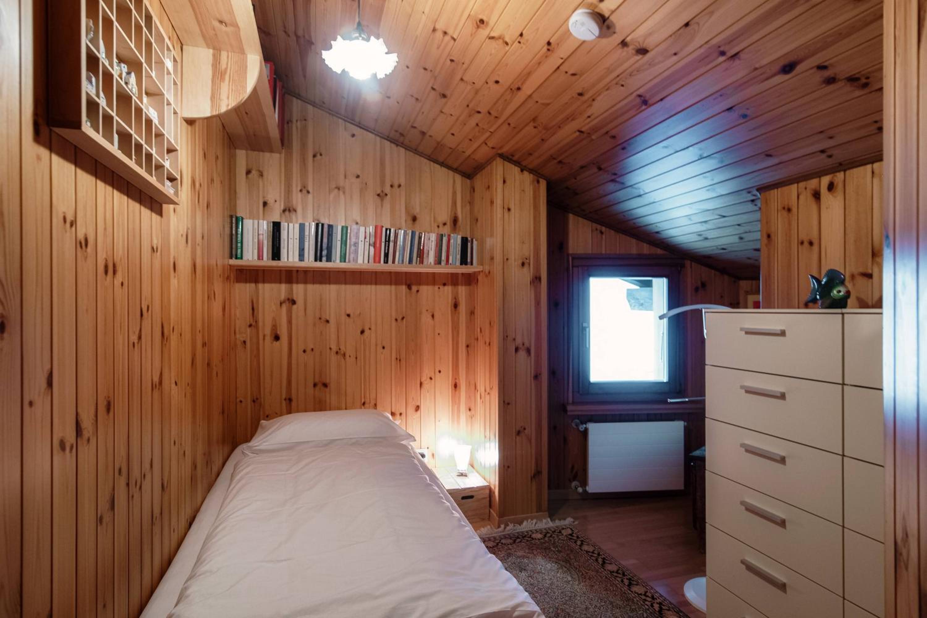 Chalet Nucleo 12 by Quokka 360 - bouldering temple in Chironico
