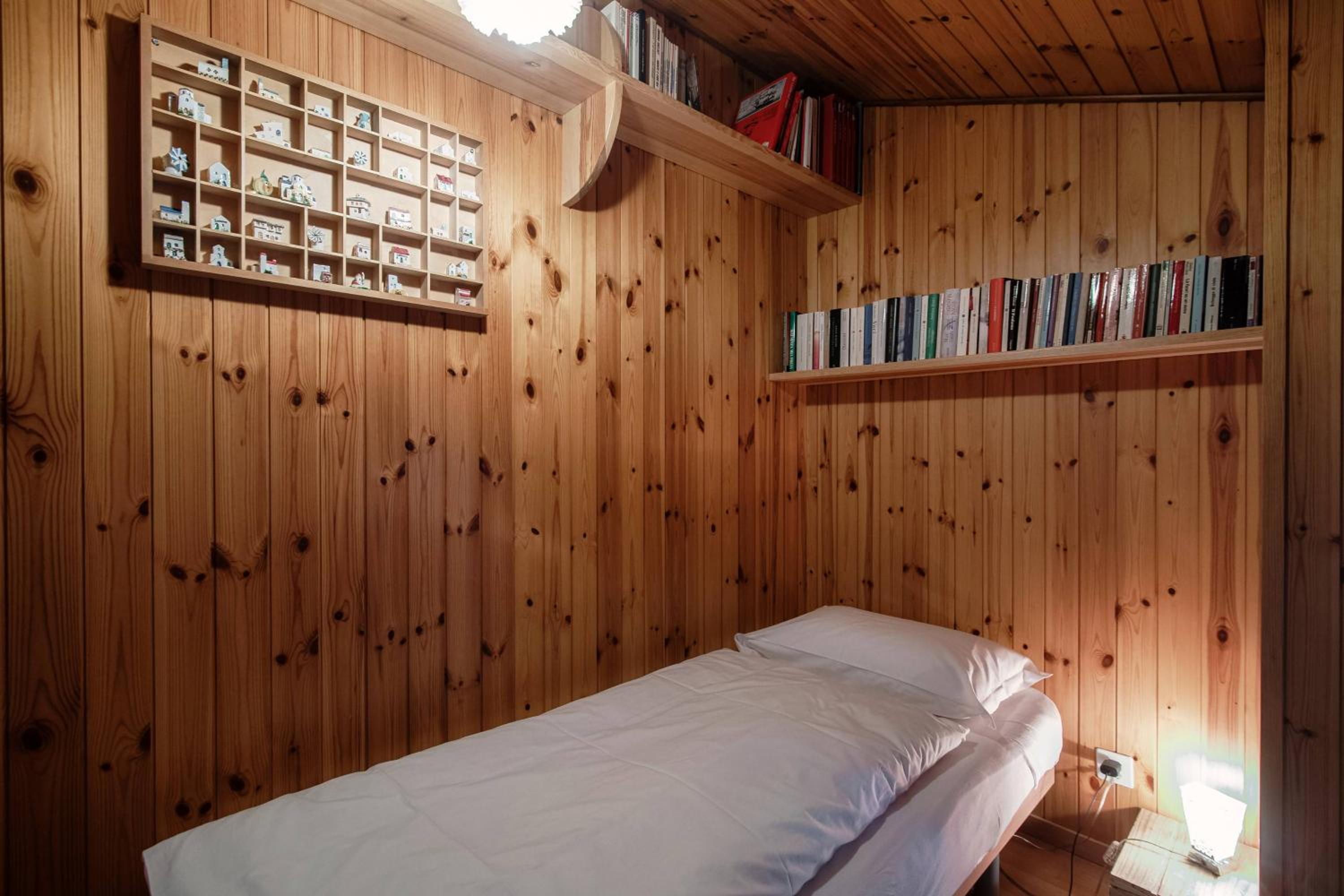 Chalet Nucleo 12 by Quokka 360 - bouldering temple in Chironico