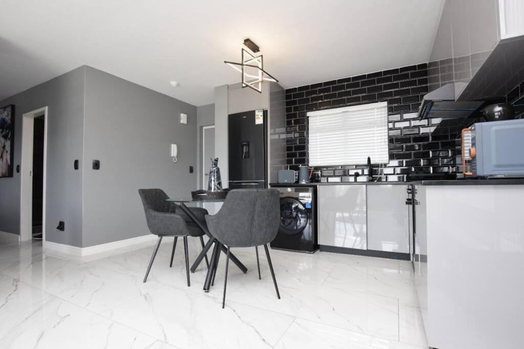 Exclusive Ultra-Luxury A Cut Above Apartments Century City by Vvip Bookings view 3