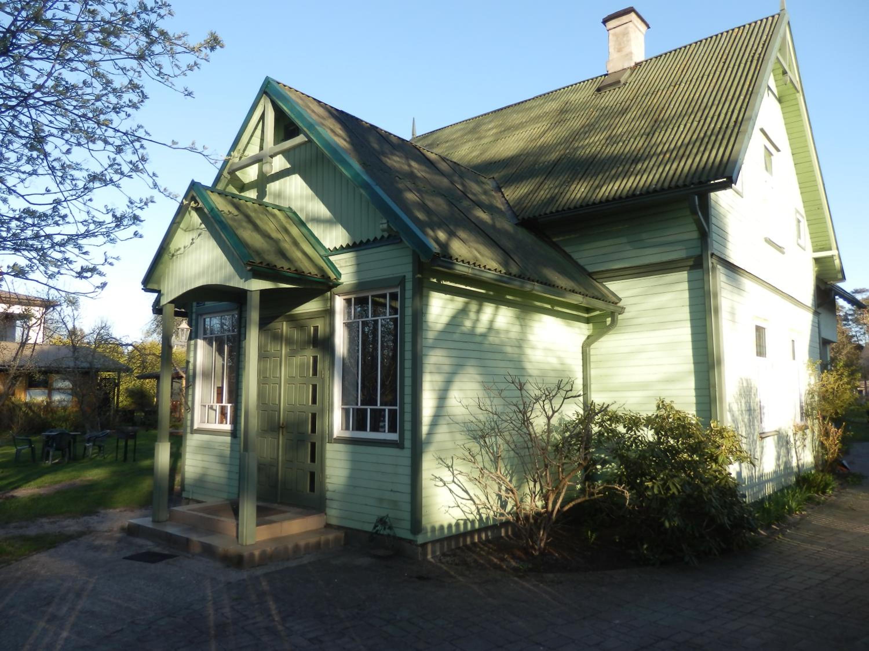 House, garden & sauna. Free parking. Train stop-200 m. Sea-1 km. view 3