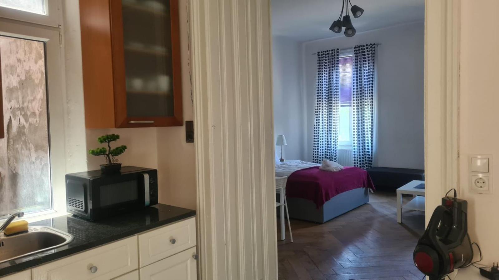 4 Great Apartment Near AKH - Ideal for Groups of 19