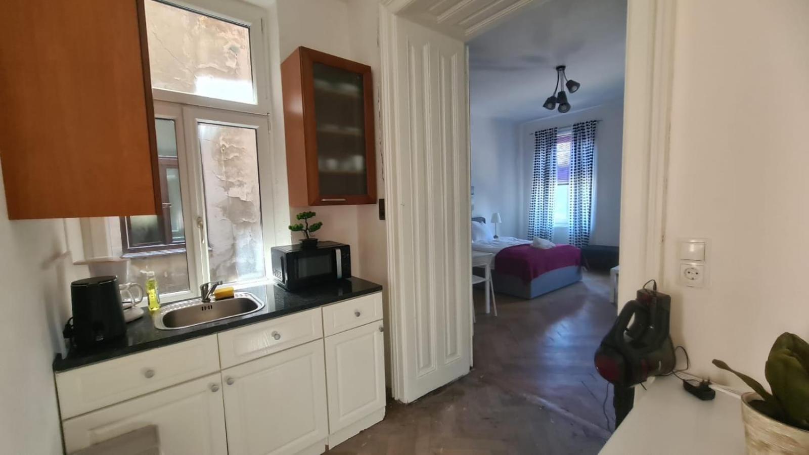 4 Great Apartment Near AKH - Ideal for Groups of 19