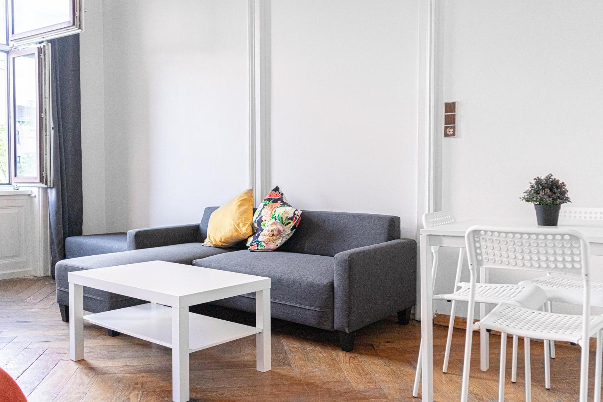 4 Great Apartment Near AKH - Ideal for Groups of 19