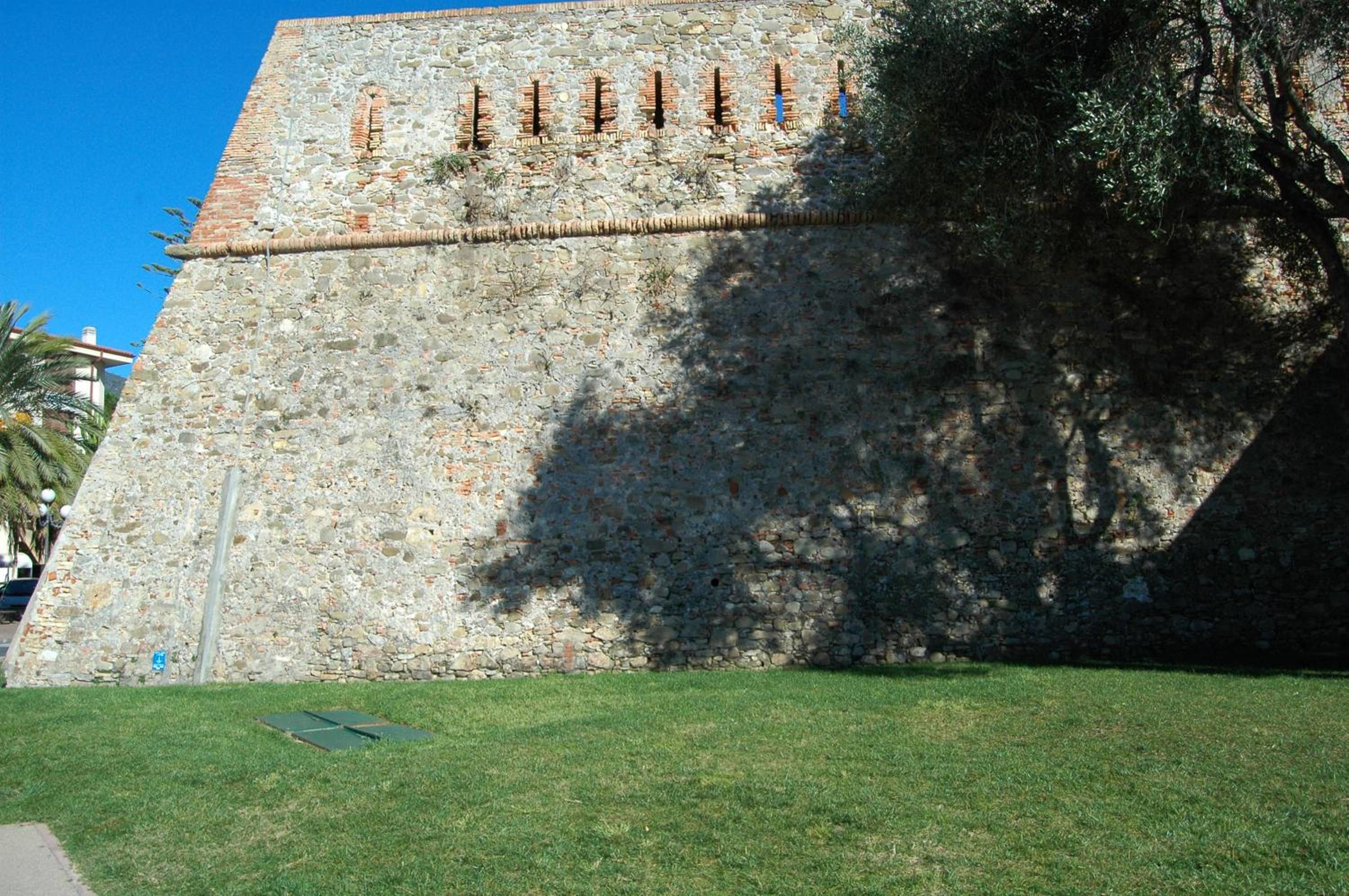 Comodo con giardino e patio view 2