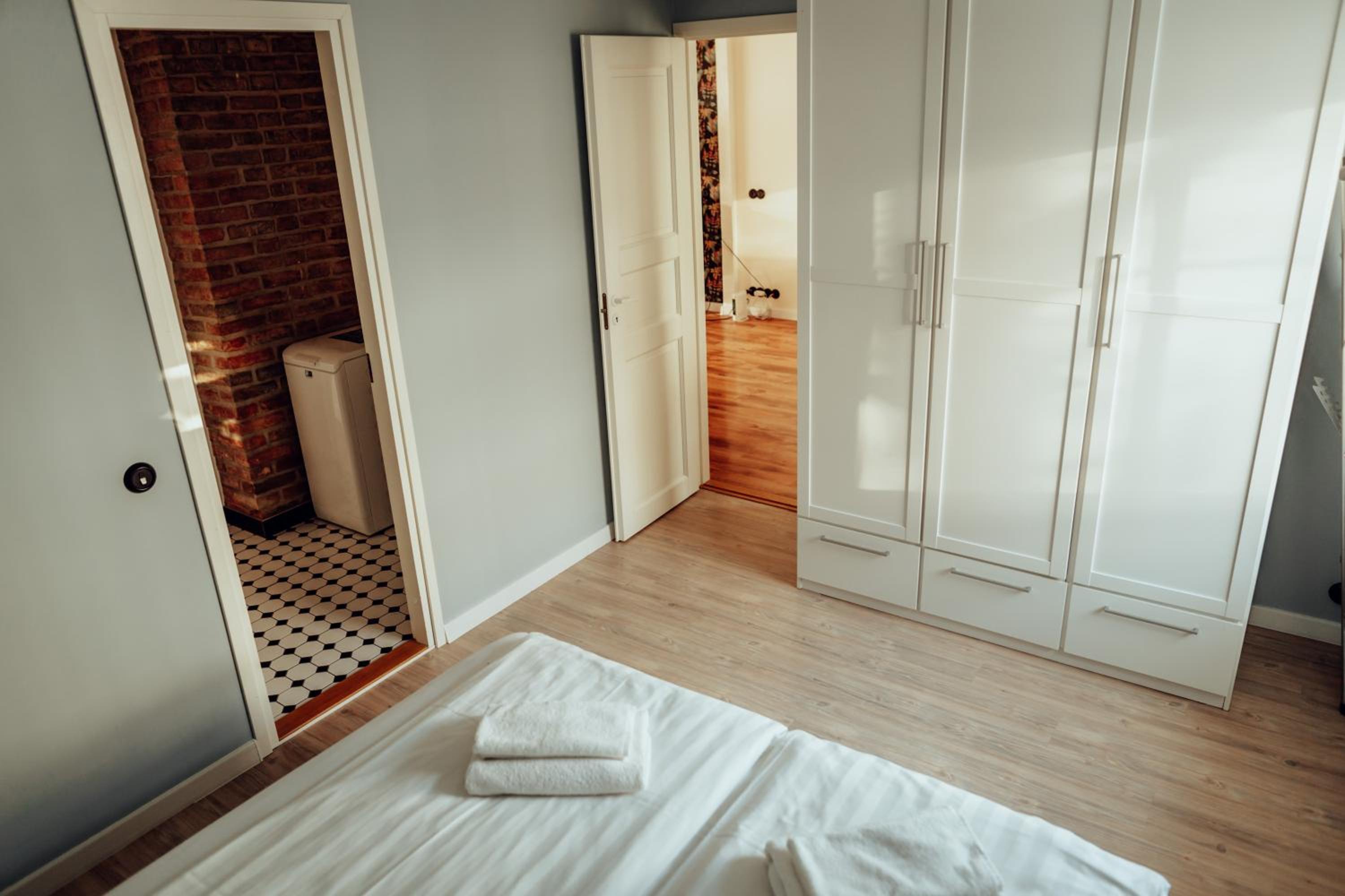 Central 1-bedroom Apartment with Bath & Balcony view 4