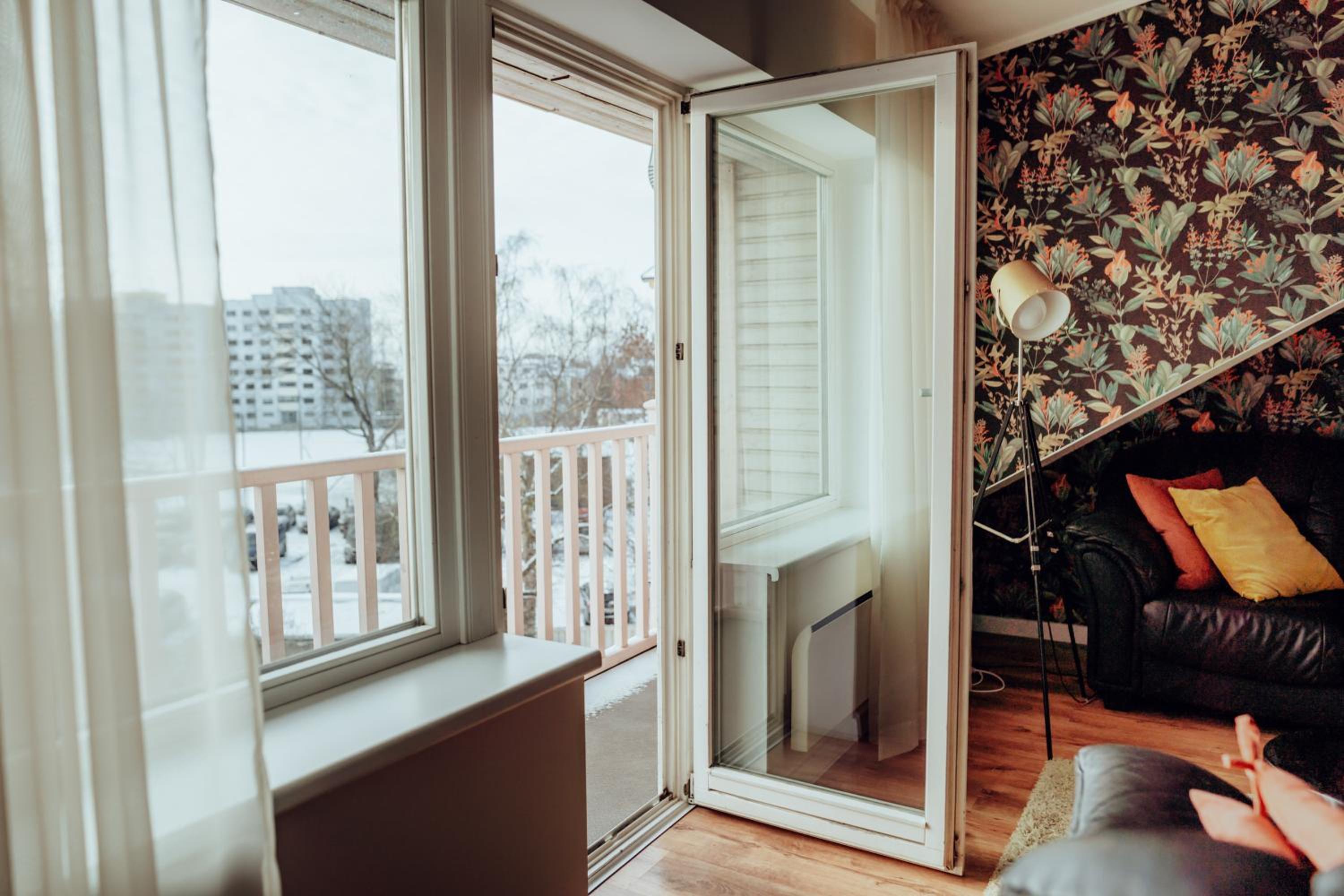 Central 1-bedroom Apartment with Bath & Balcony view 3