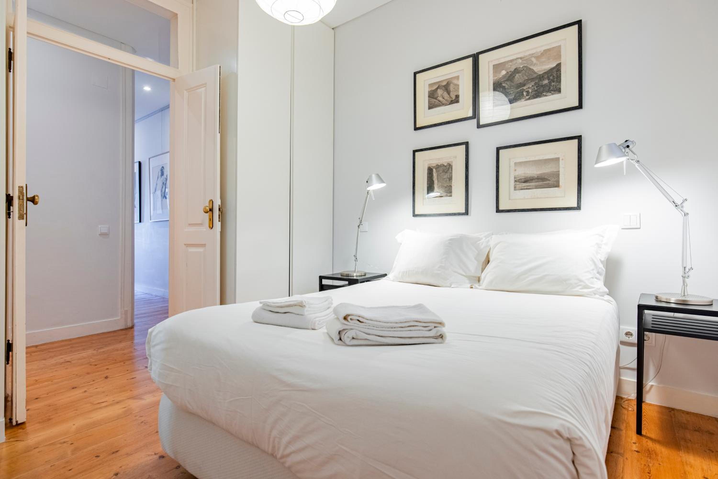 Castelo Design Aparment W/ Balcony & Super View by LovelyStay