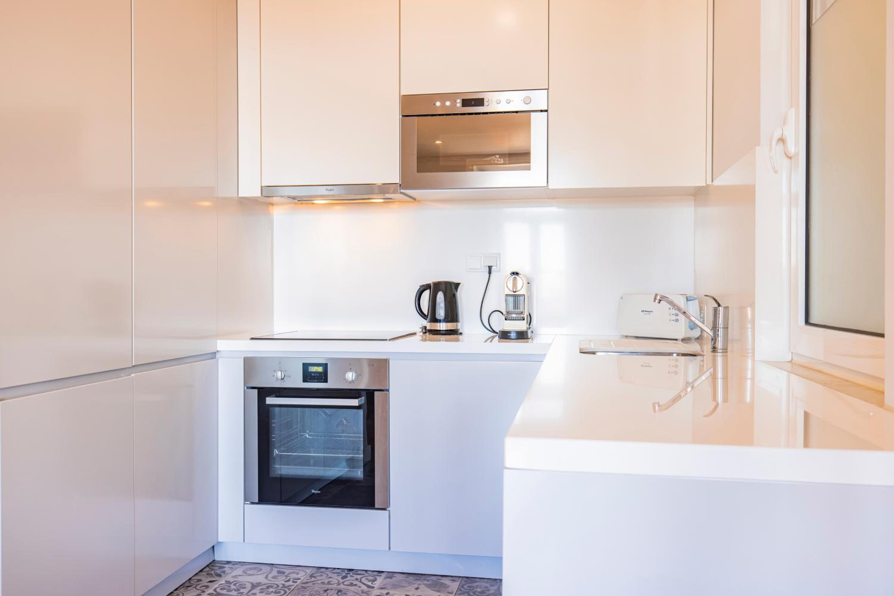 Castelo Design Aparment W/ Balcony & Super View by LovelyStay
