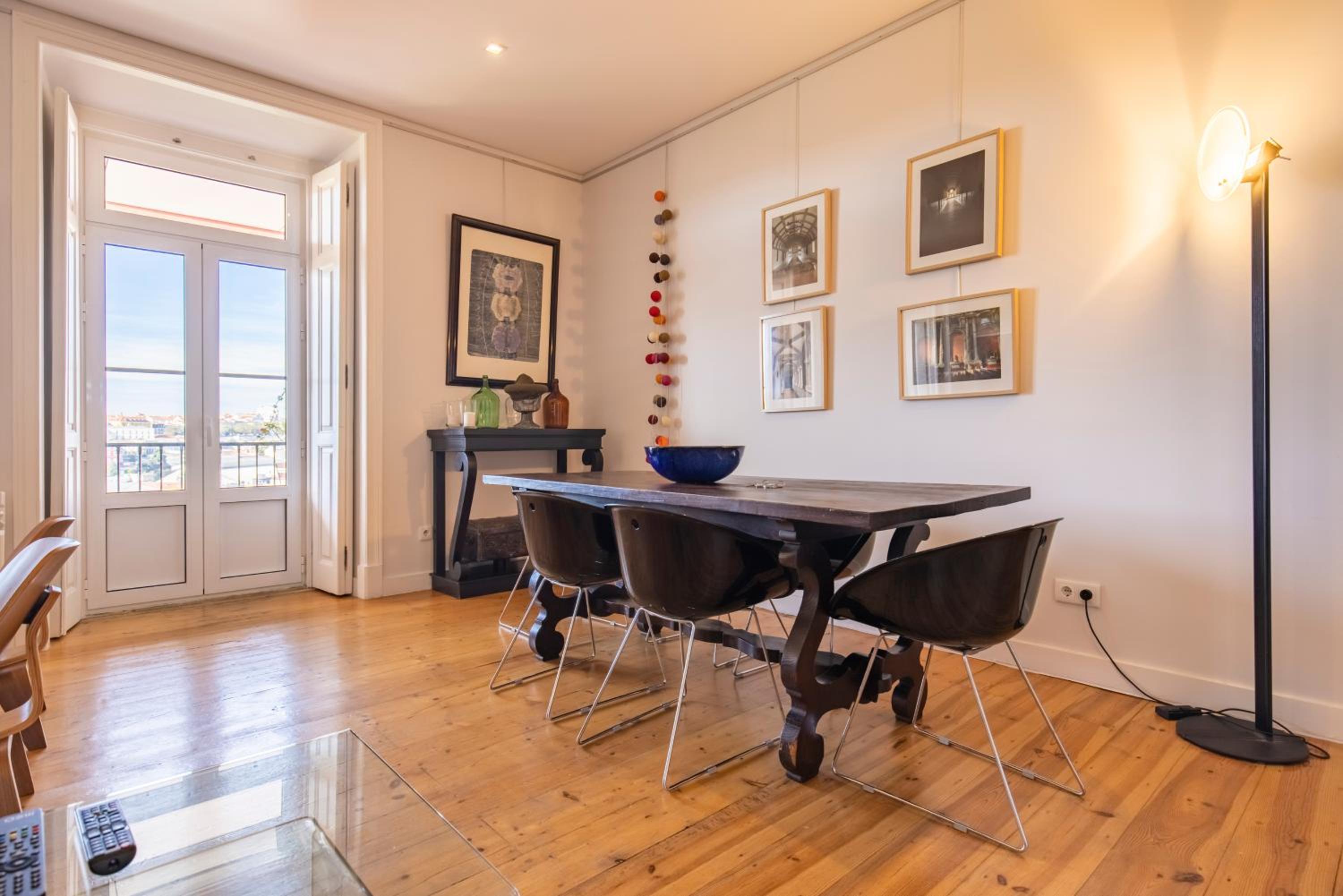 Castelo Design Aparment W/ Balcony & Super View by LovelyStay