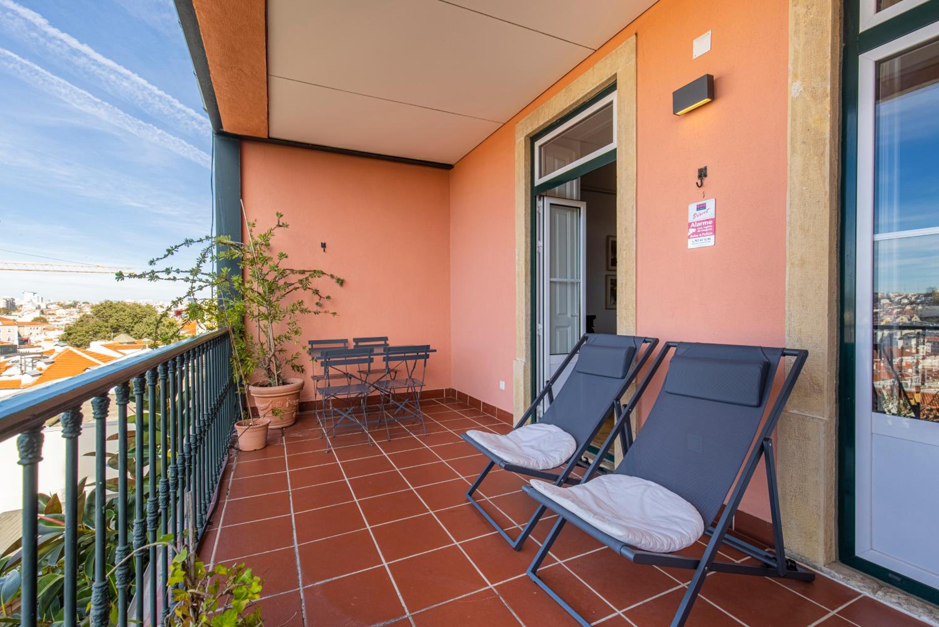 Castelo Design Aparment W/ Balcony & Super View by LovelyStay
