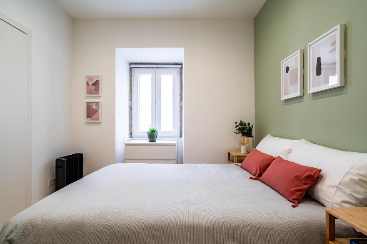 WHome Chic 2-Bed near Santos & Alcântara perfect for Families & Couples view 2