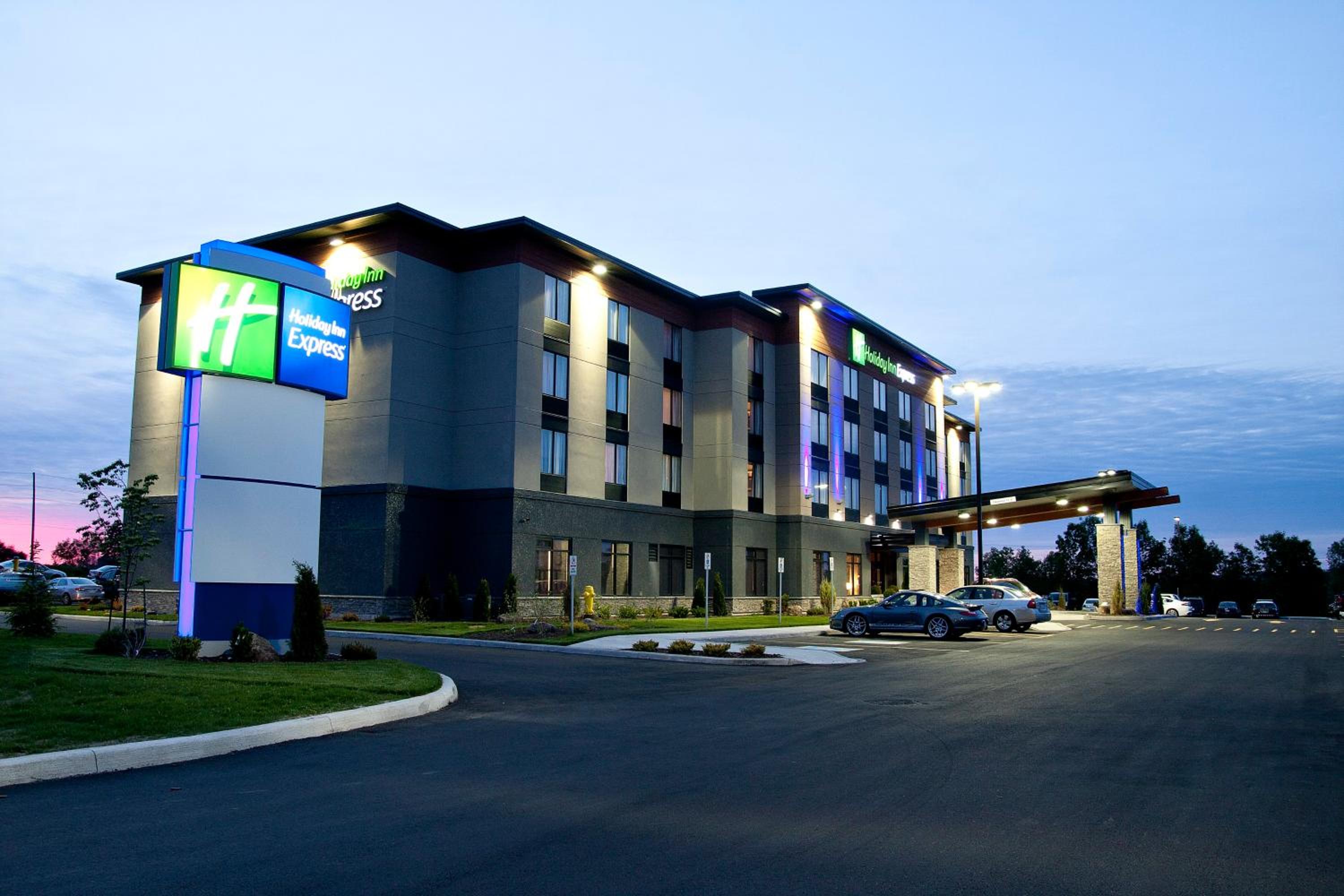 Hotel Holiday Inn Express Pembroke, an IHG Hotel - Image 1