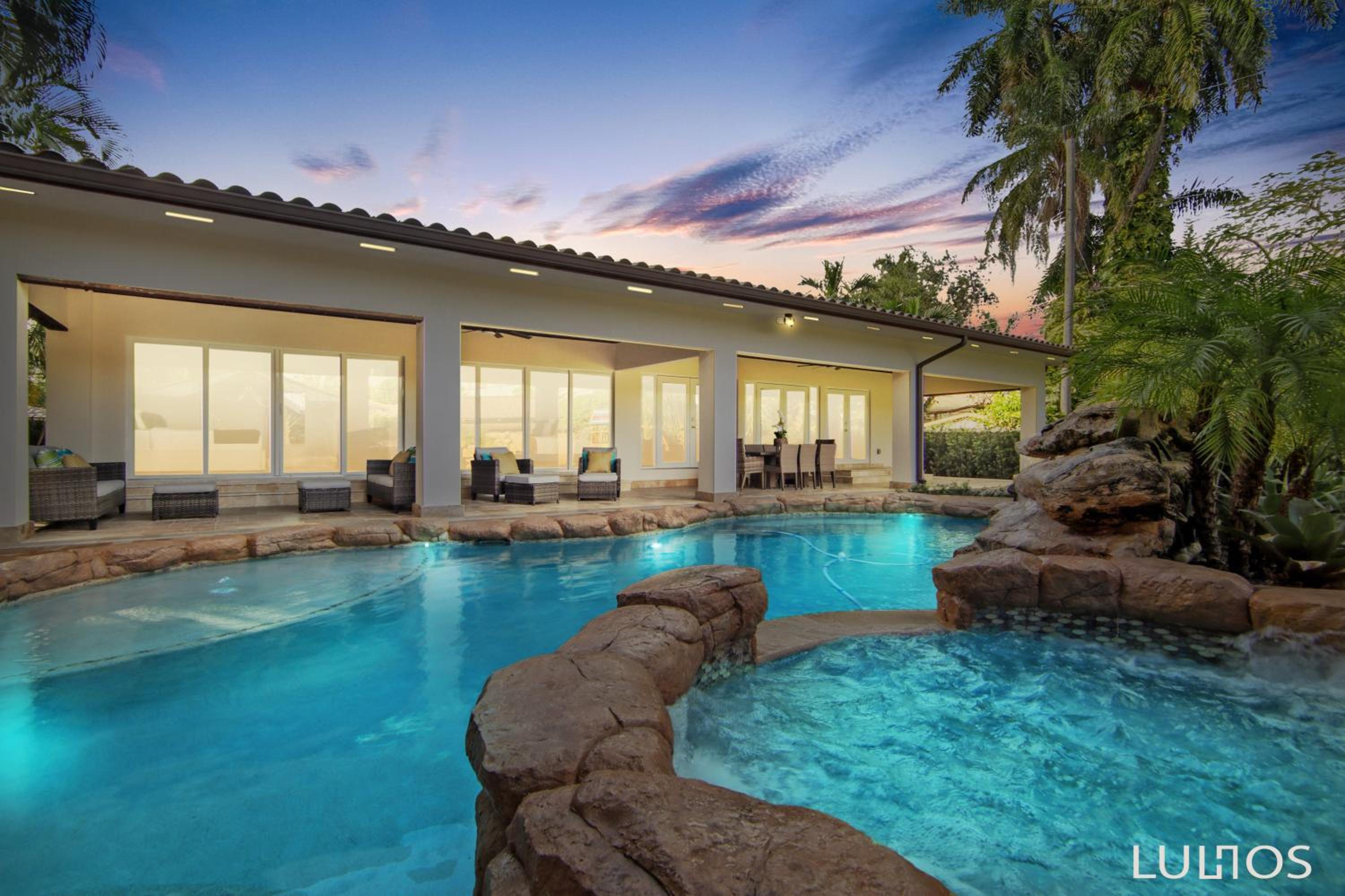 TropiCasa Paradise Near Beach-Downtown with Heated pool Mini Golf & BBQ L22
