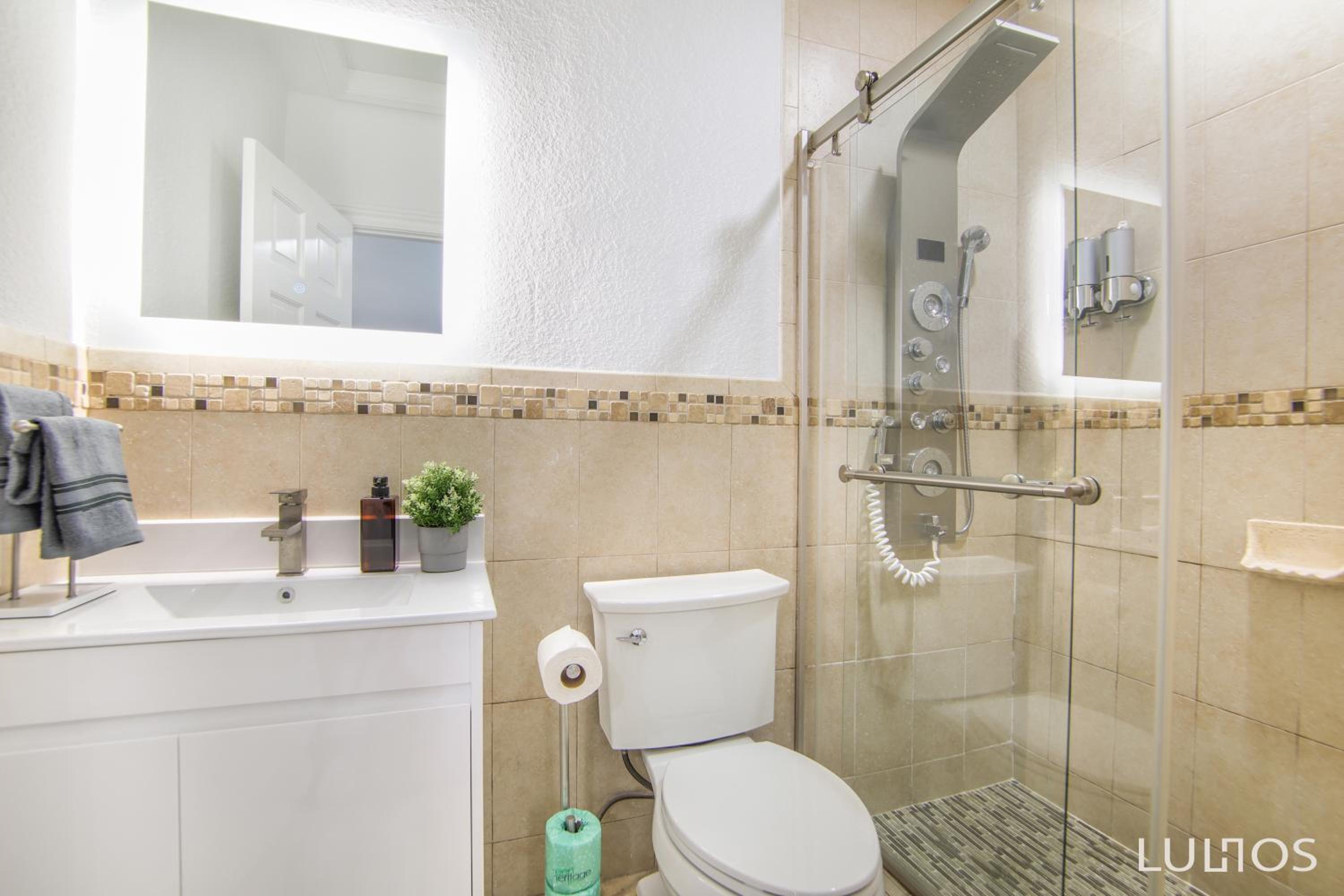 TropiCasa Paradise Near Beach-Downtown with Heated pool Mini Golf & BBQ L22