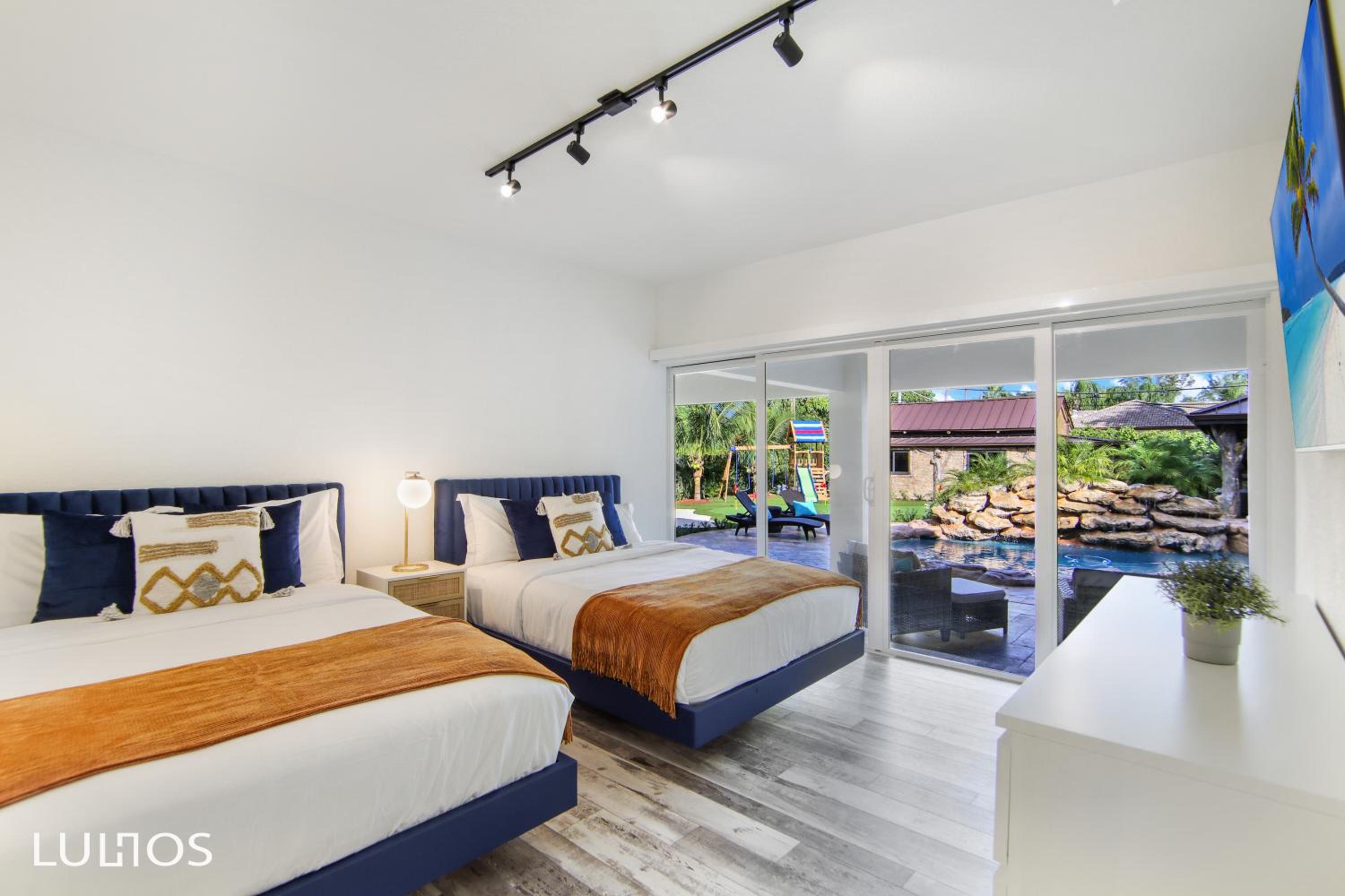 TropiCasa Paradise Near Beach-Downtown with Heated pool Mini Golf & BBQ L22