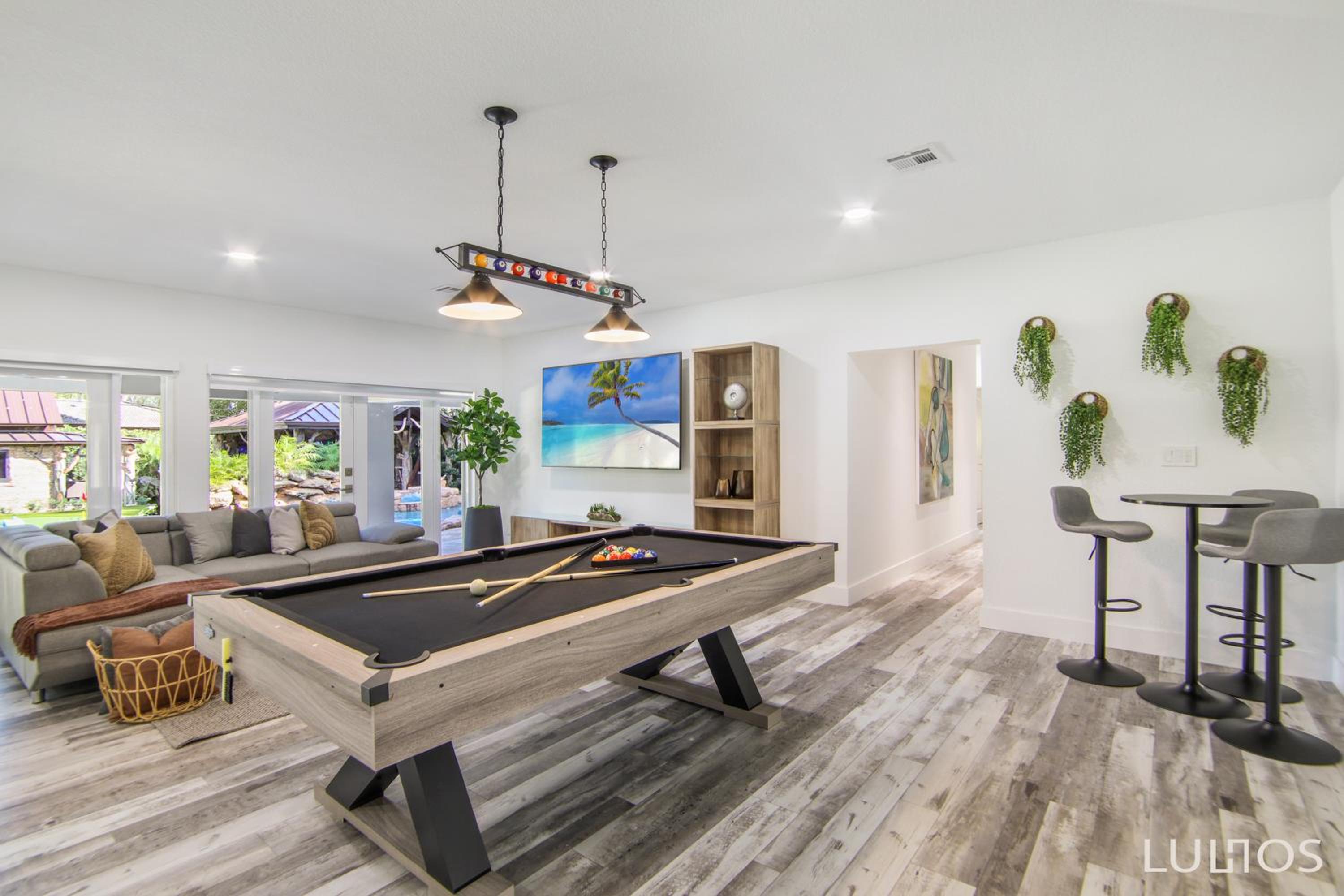 TropiCasa Paradise Near Beach-Downtown with Heated pool Mini Golf & BBQ L22