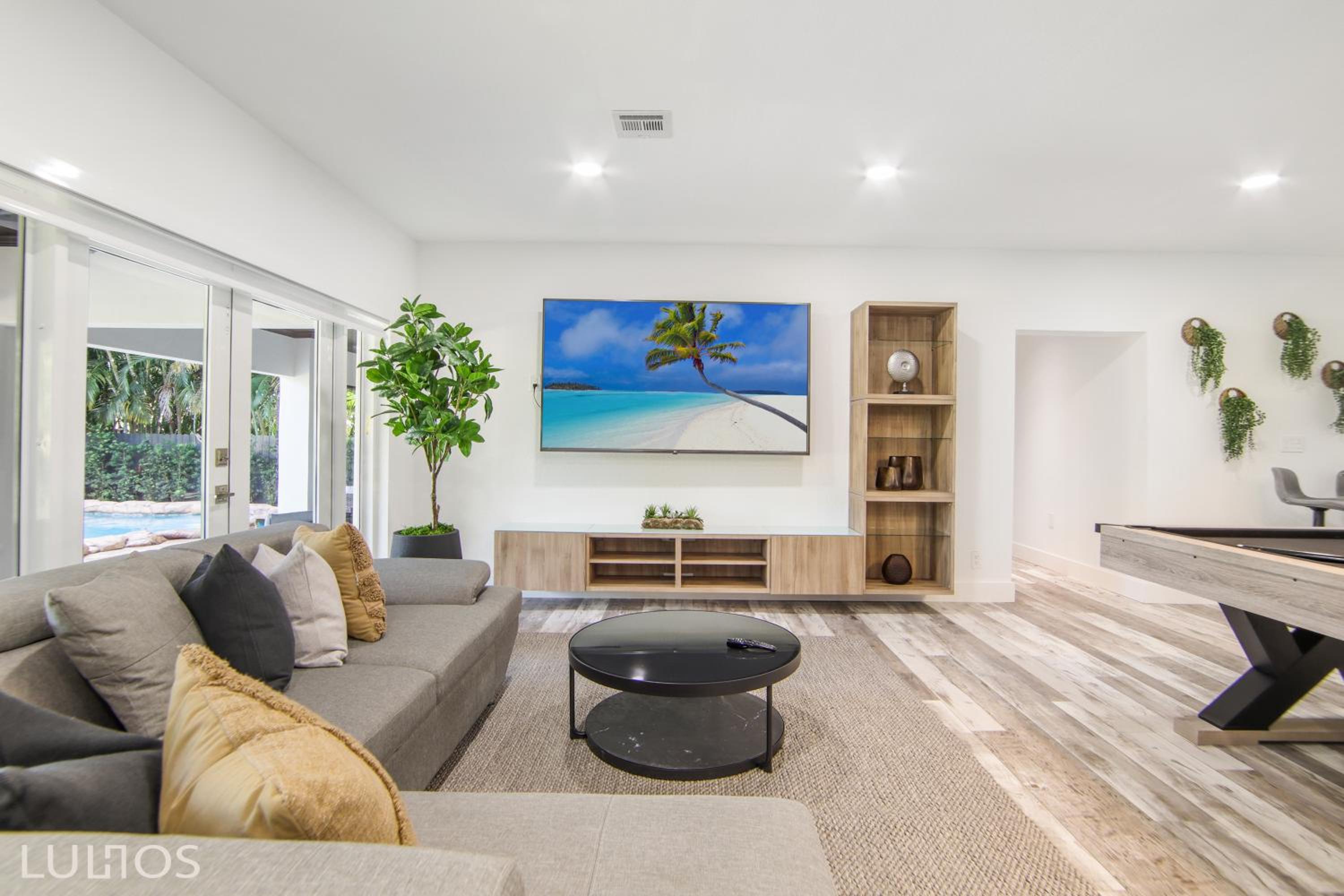 TropiCasa Paradise Near Beach-Downtown with Heated pool Mini Golf & BBQ L22
