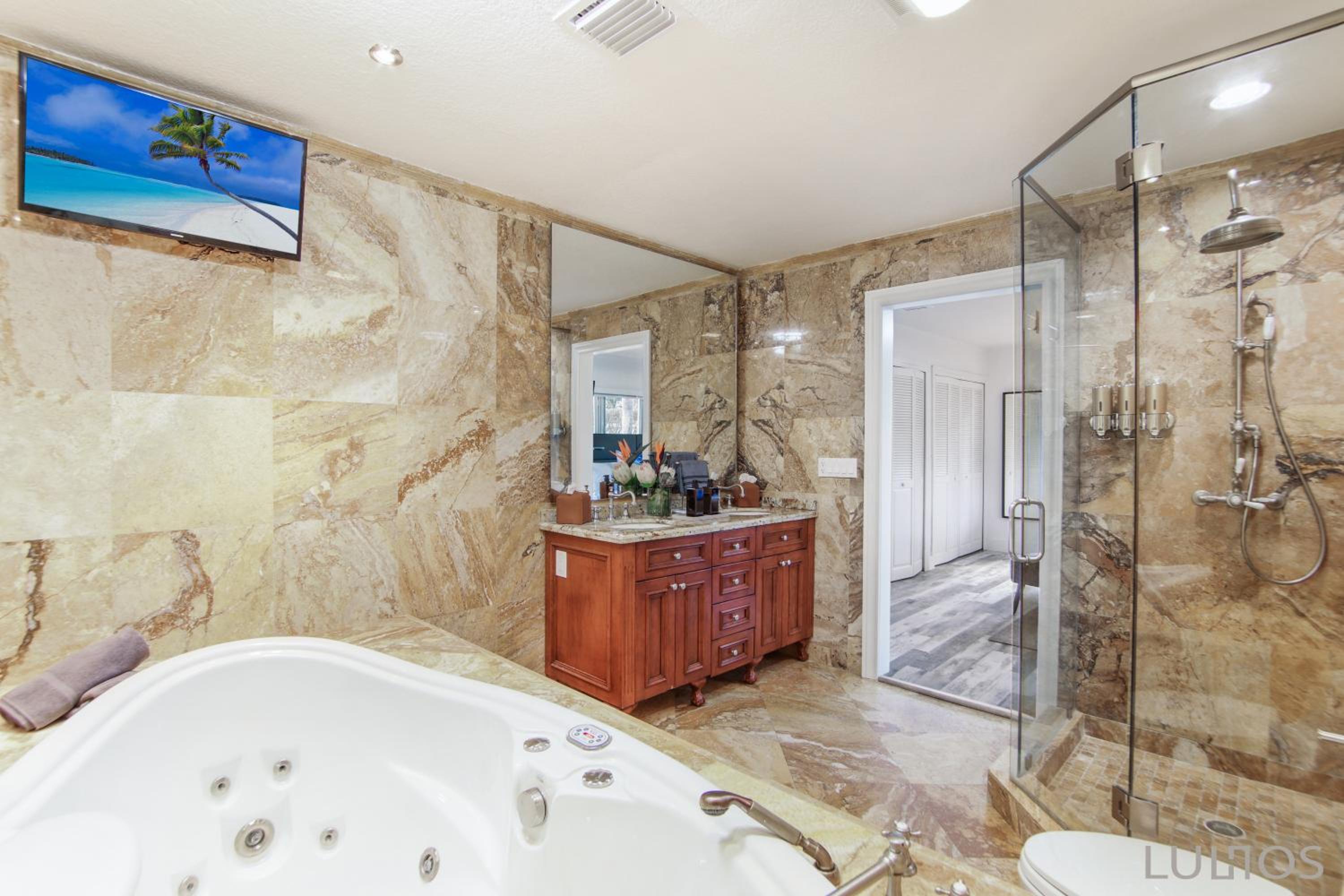 TropiCasa Paradise Near Beach-Downtown with Heated pool Mini Golf & BBQ L22