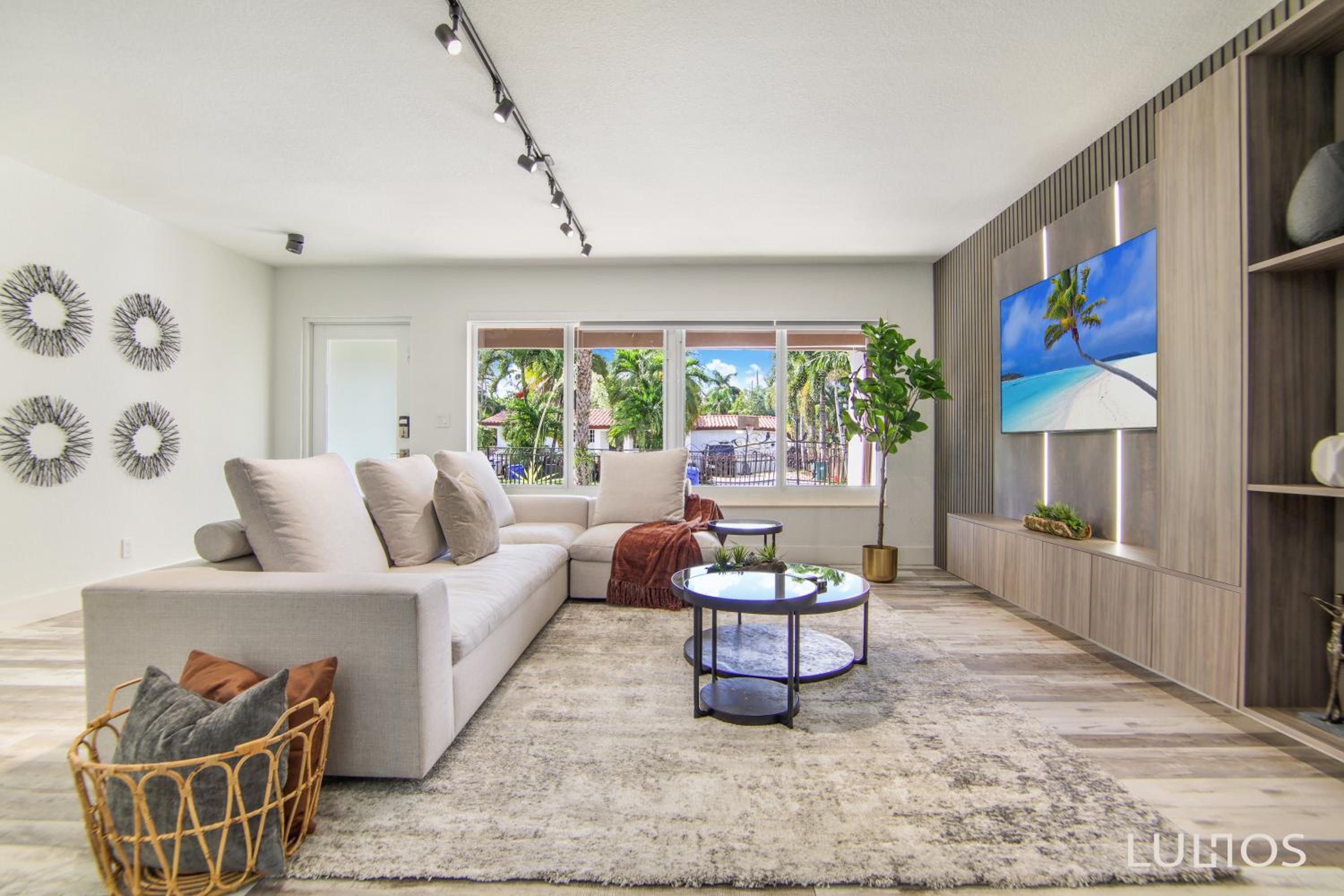 TropiCasa Paradise Near Beach-Downtown with Heated pool Mini Golf & BBQ L22