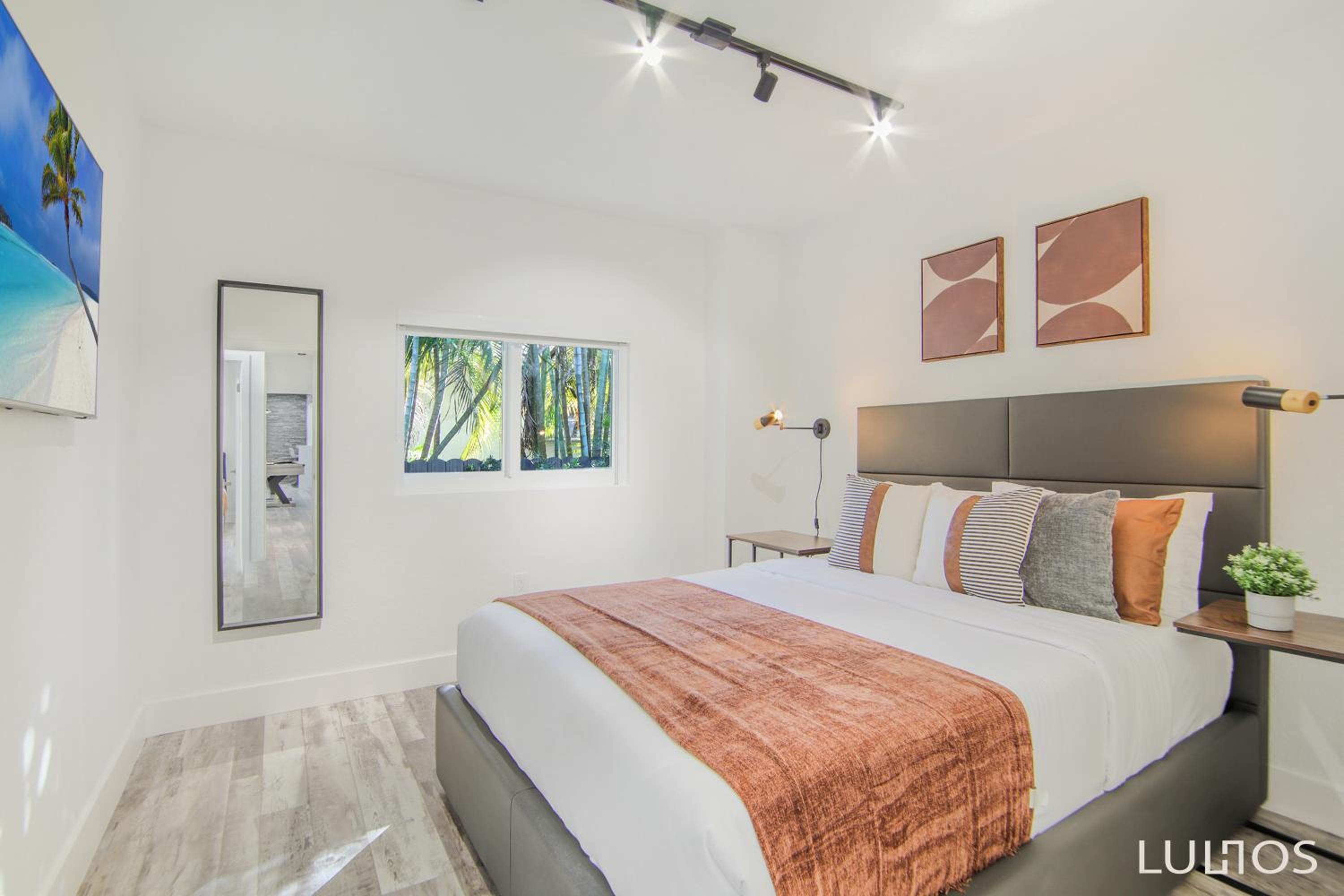 TropiCasa Paradise Near Beach-Downtown with Heated pool Mini Golf & BBQ L22