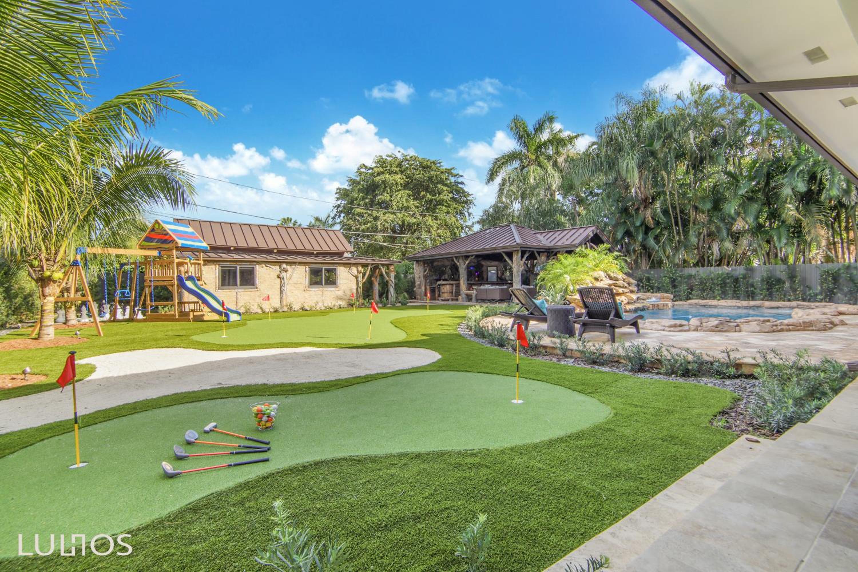 TropiCasa Paradise Near Beach-Downtown with Heated pool Mini Golf & BBQ L22