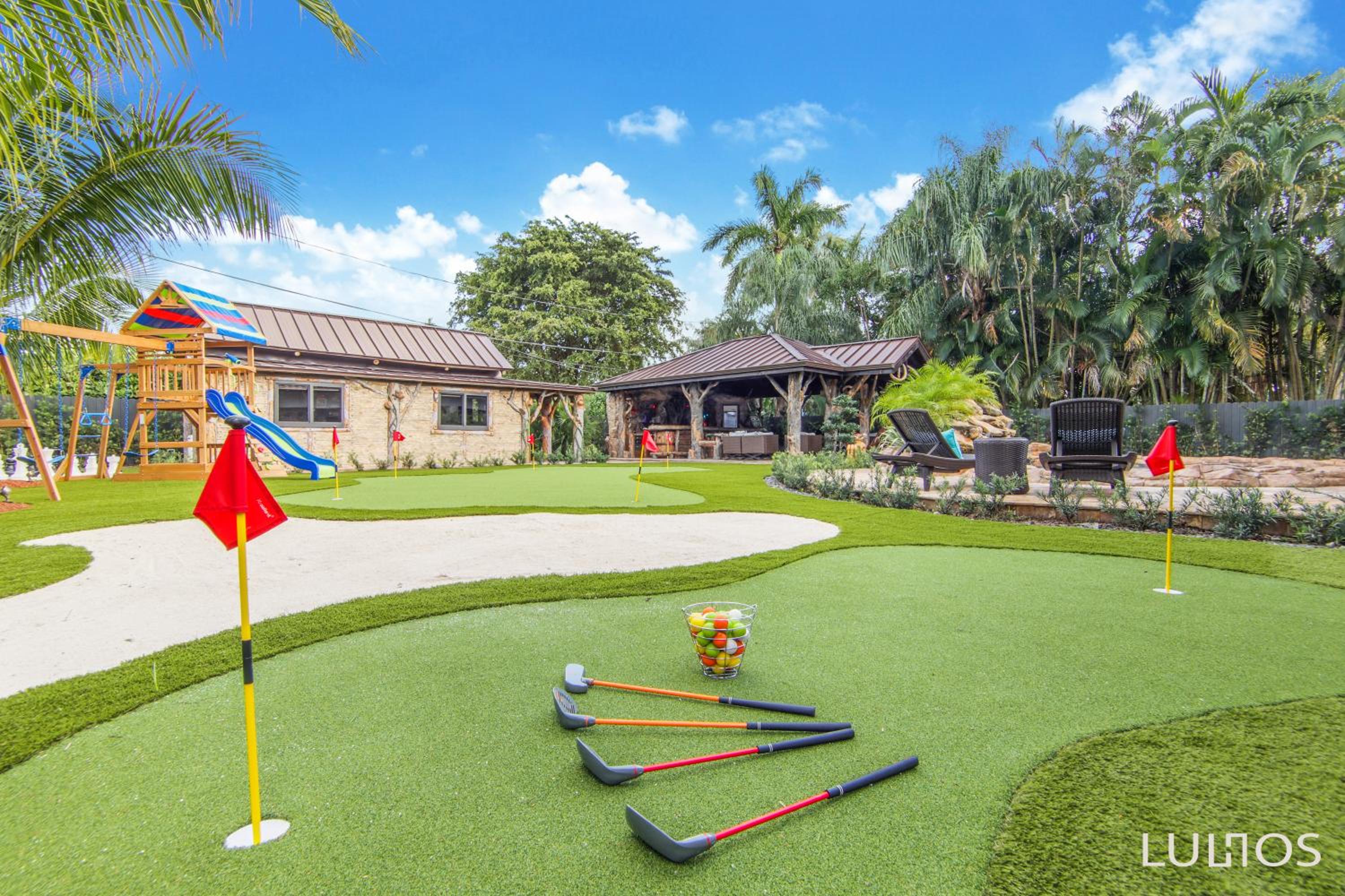TropiCasa Paradise Near Beach-Downtown with Heated pool Mini Golf & BBQ L22