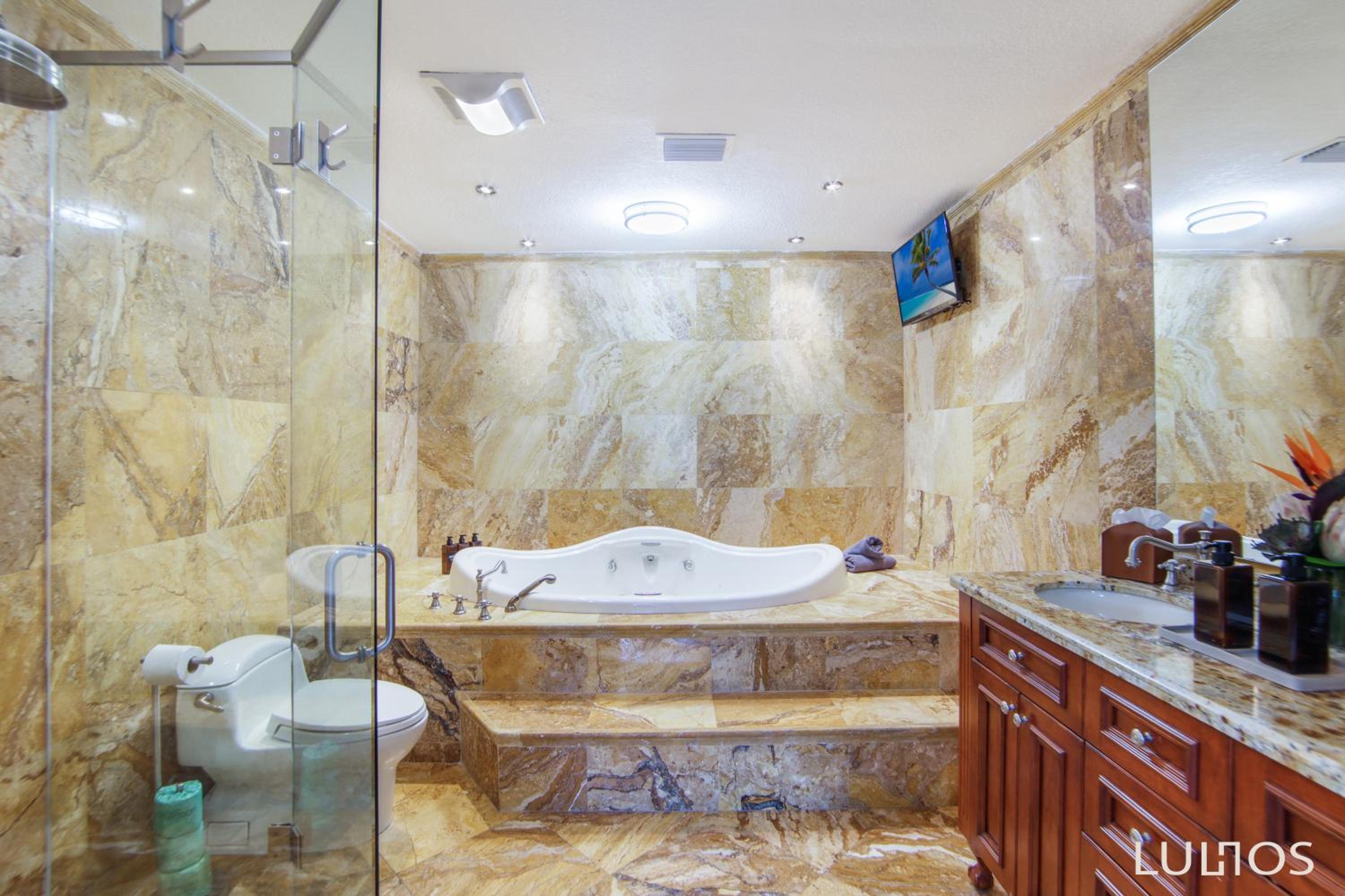TropiCasa Paradise Near Beach-Downtown with Heated pool Mini Golf & BBQ L22