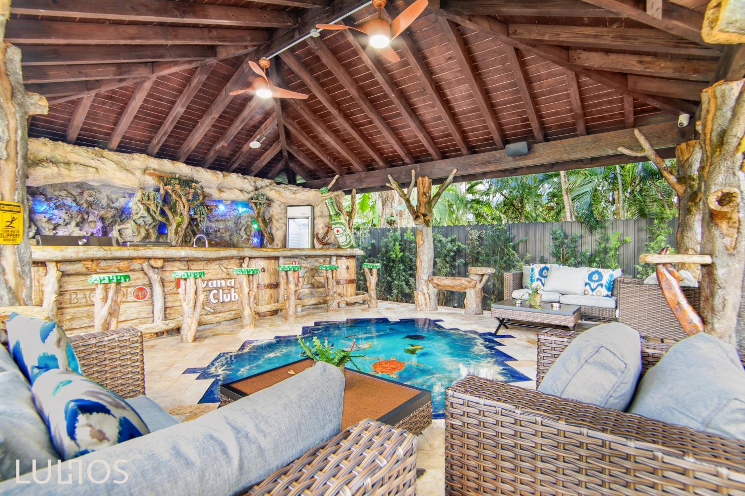 TropiCasa Paradise Near Beach-Downtown with Heated pool Mini Golf & BBQ L22