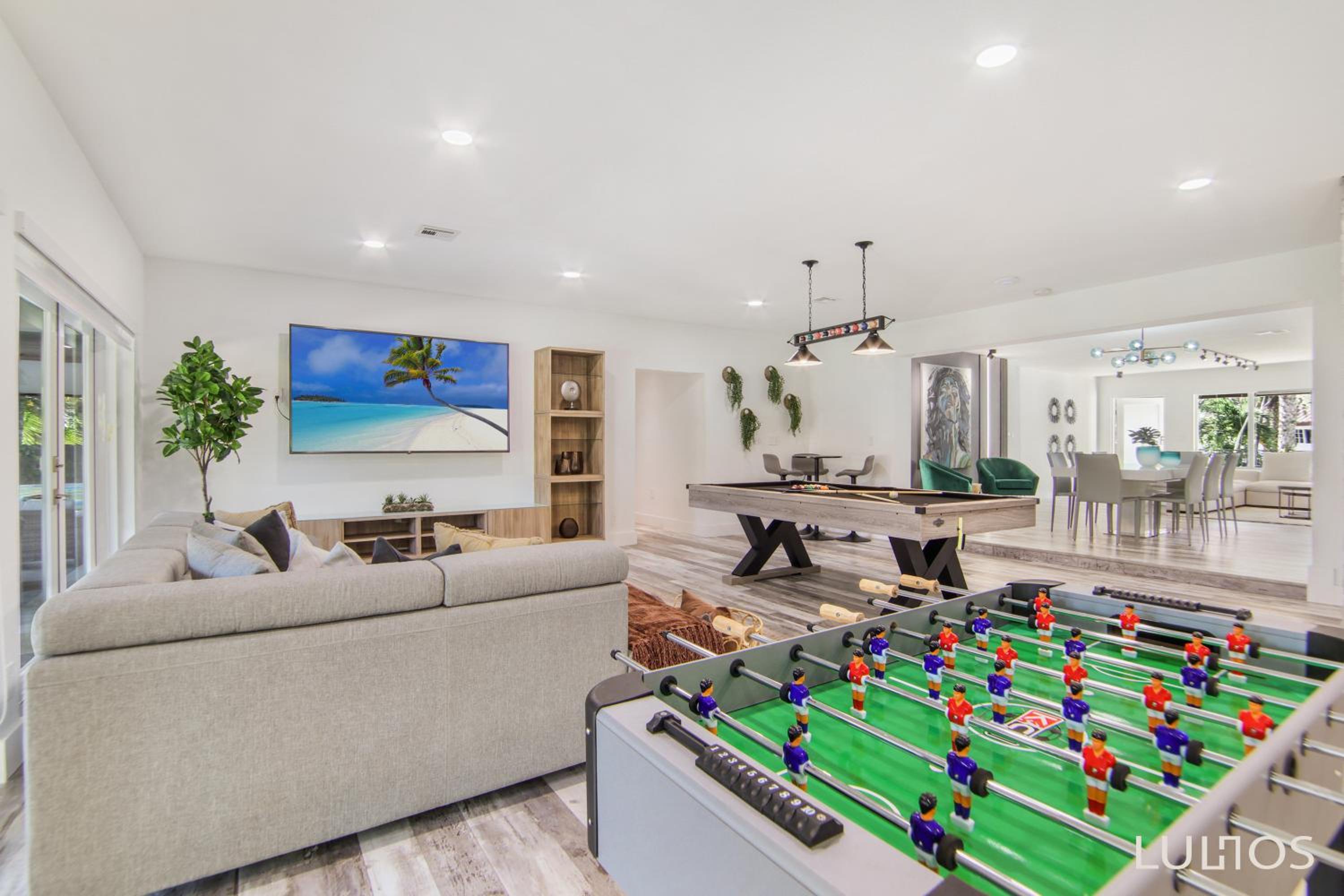 TropiCasa Paradise Near Beach-Downtown with Heated pool Mini Golf & BBQ L22
