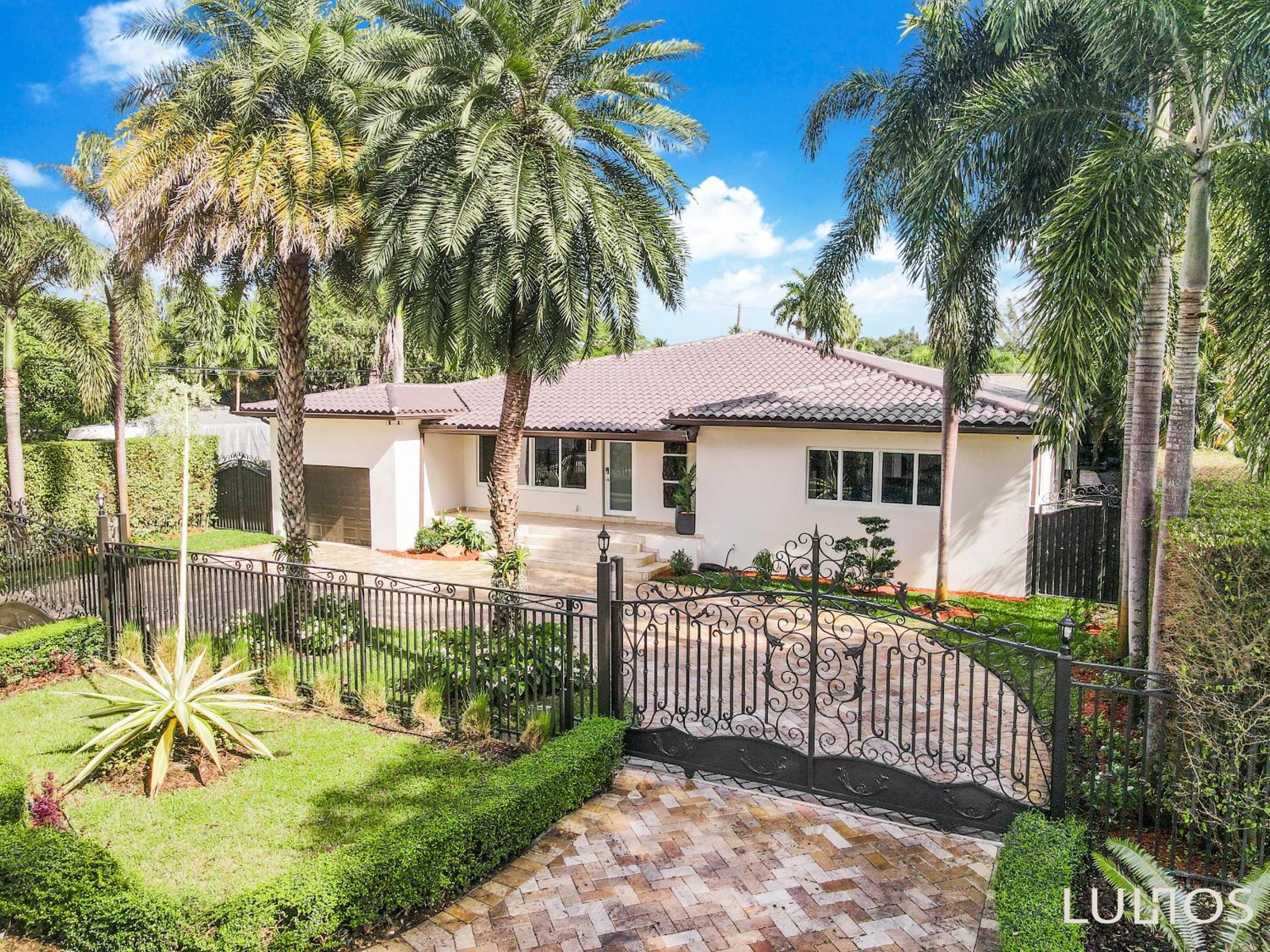 TropiCasa Paradise Near Beach-Downtown with Heated pool Mini Golf & BBQ L22