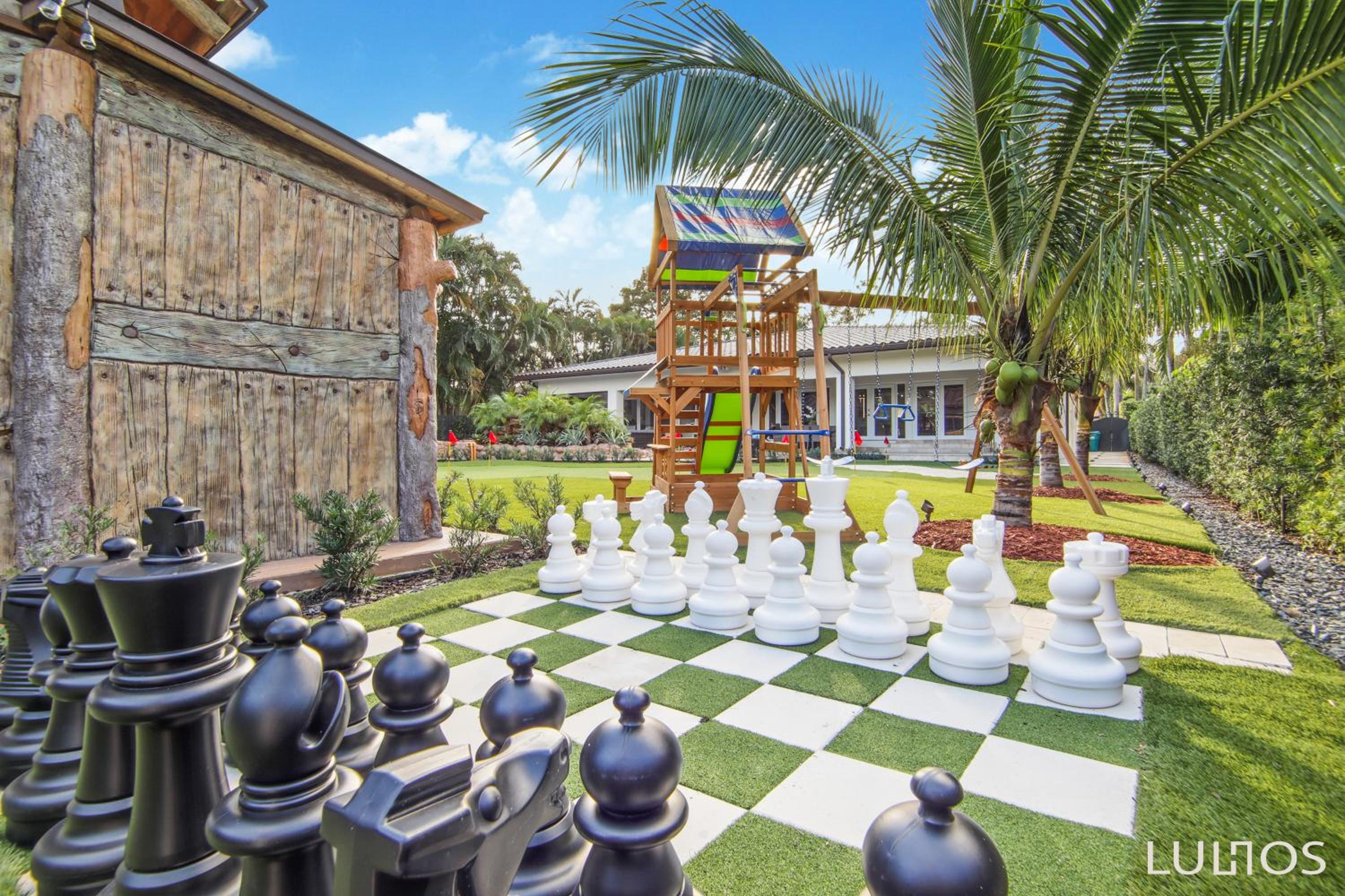 TropiCasa Paradise Near Beach-Downtown with Heated pool Mini Golf & BBQ L22