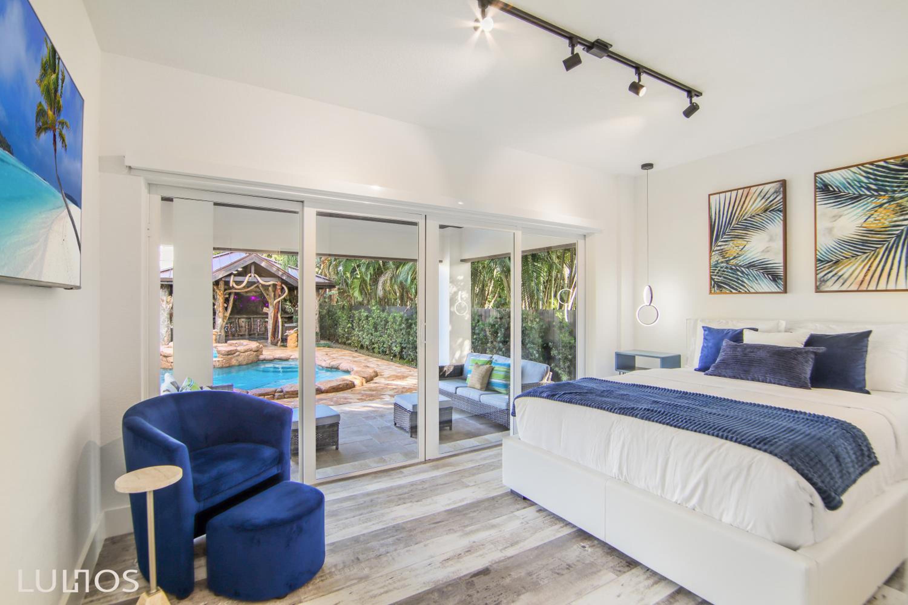 TropiCasa Paradise Near Beach-Downtown with Heated pool Mini Golf & BBQ L22