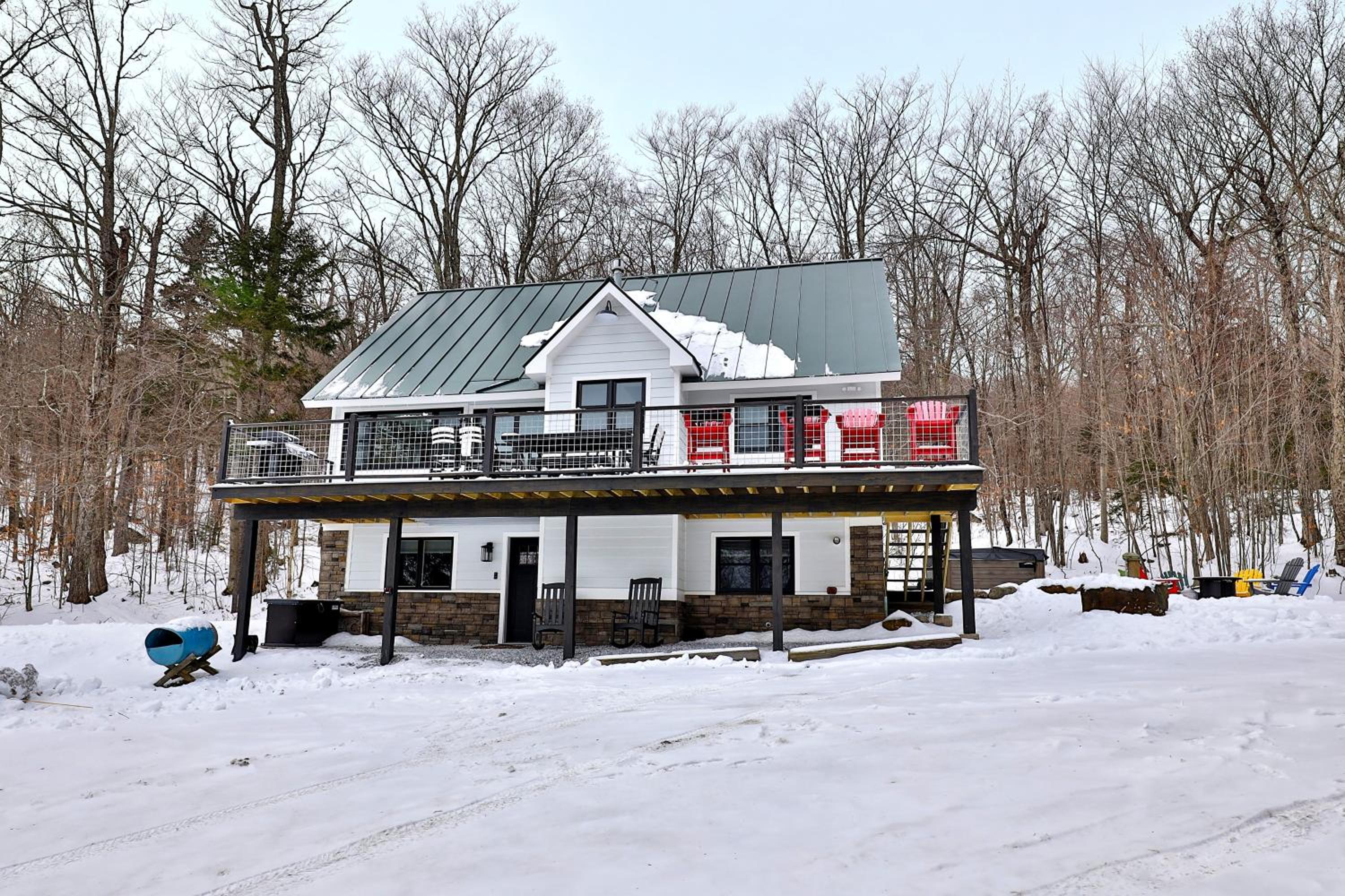 Hotel Premium 5 bedroom, pet friendly private home with hot tub 3 miles from the Skyship Bear - Image 1