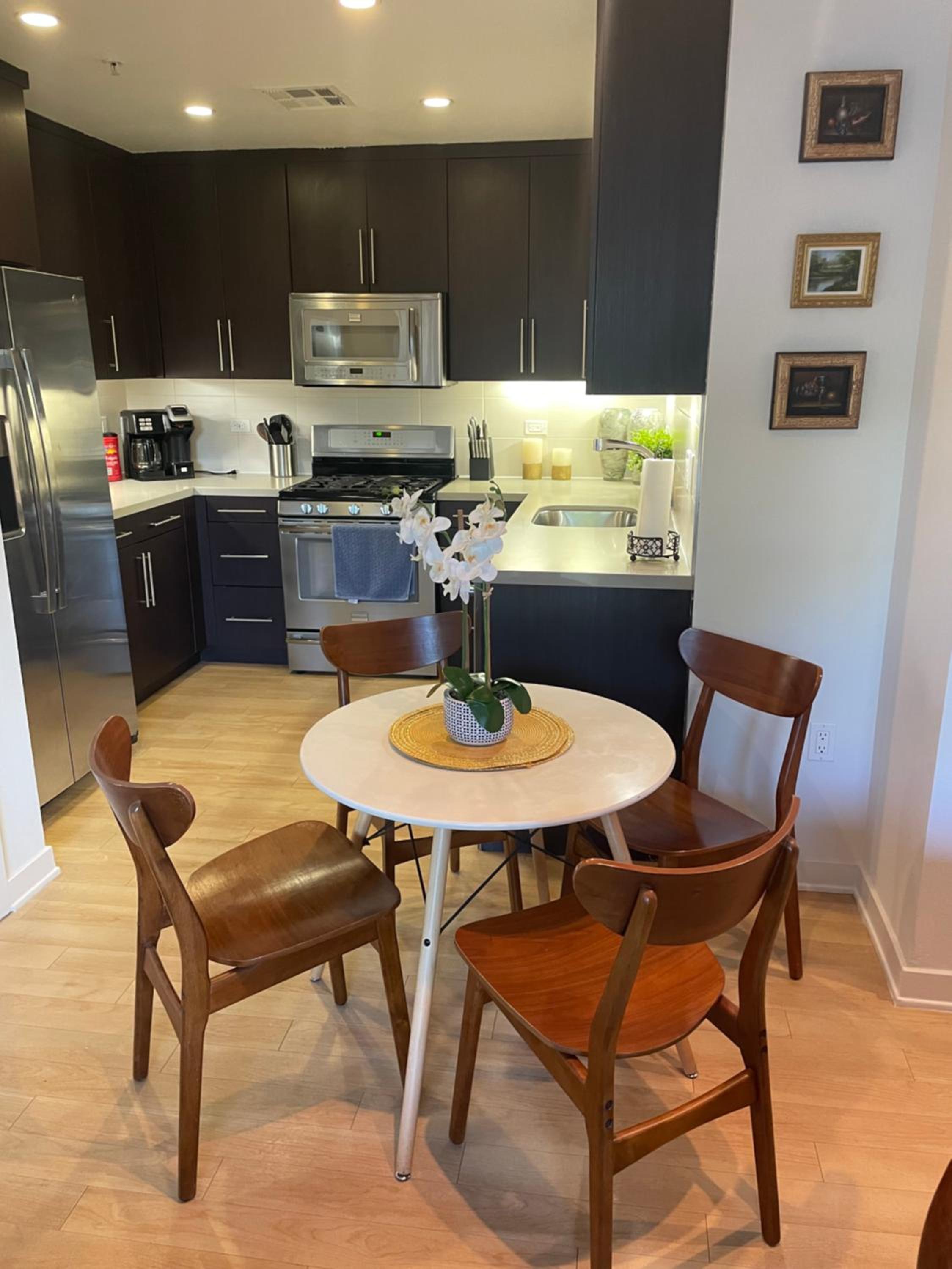 Los Angeles Vacations - Super-Cute 2/2 apartment in Santa Monica with free parking - Property Image 3