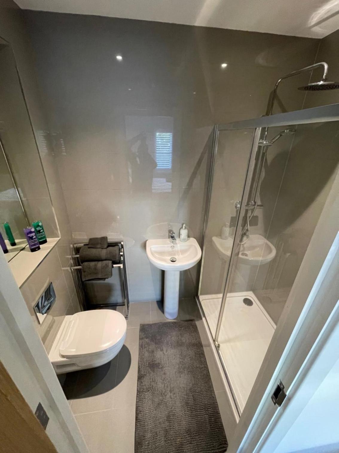 2 Bed 2 Bathroom Gated Apartment 1 Inc free Parking view 5