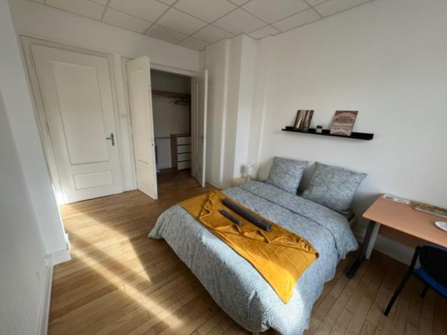 Chambres privées -Private room- dans un spacieux appartement - 100m2 centre proche gare view 2