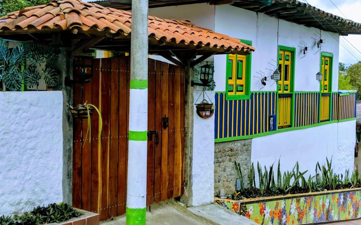 El Aguacate - Casa Tipica Cafetera Colombiana