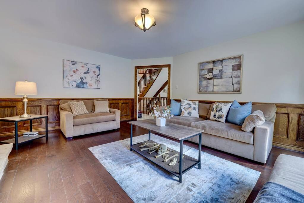 Cheerful 7 bedrooms Villa with Hot tub & Pool.