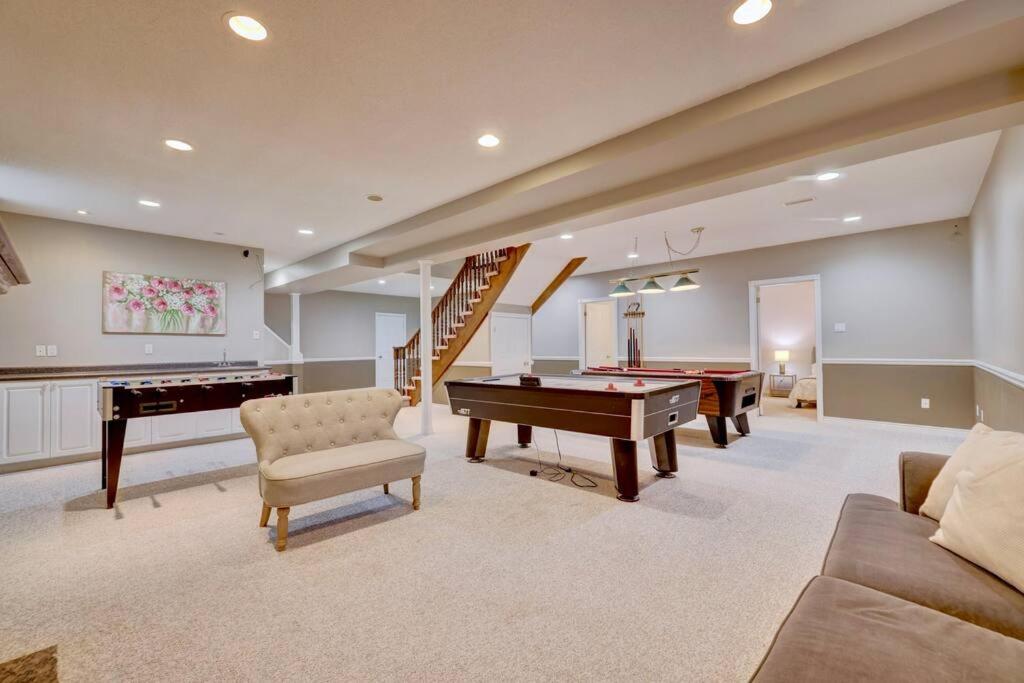 Cheerful 7 bedrooms Villa with Hot tub & Pool.