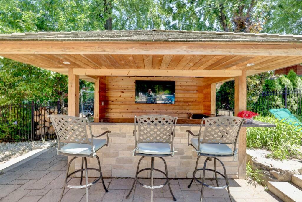 Cheerful 7 bedrooms Villa with Hot tub & Pool.