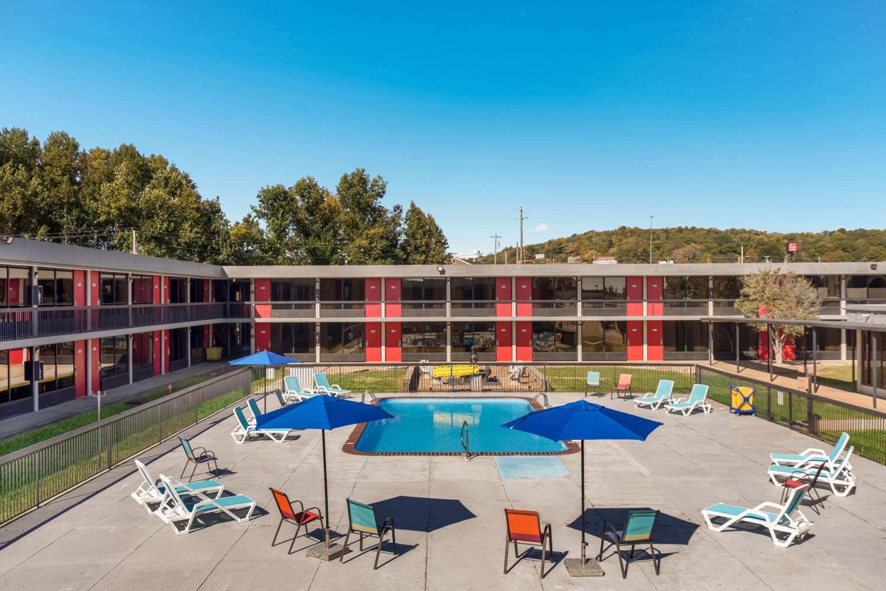 Cave City Vacations - Econo Lodge - Property Image 1