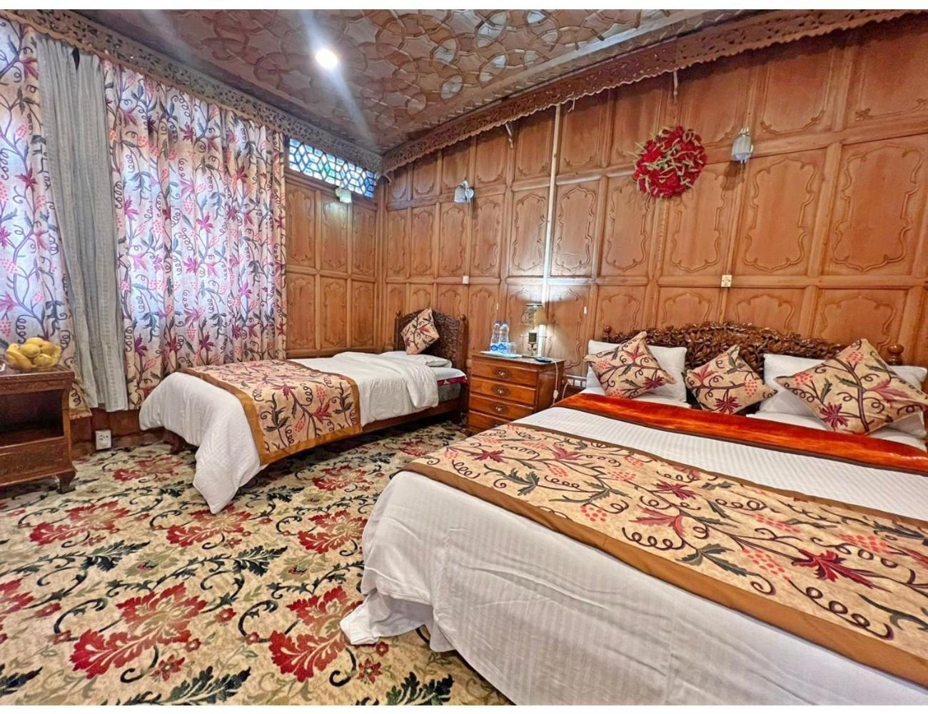 House Boat Shahnama, Dal Lake view 2