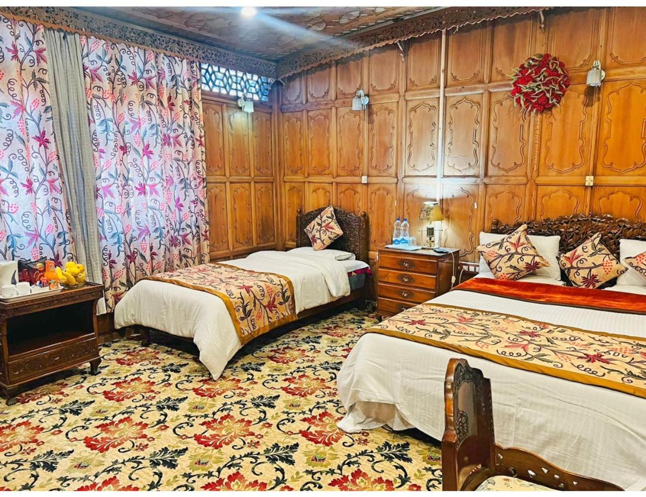 House Boat Shahnama, Dal Lake view 3