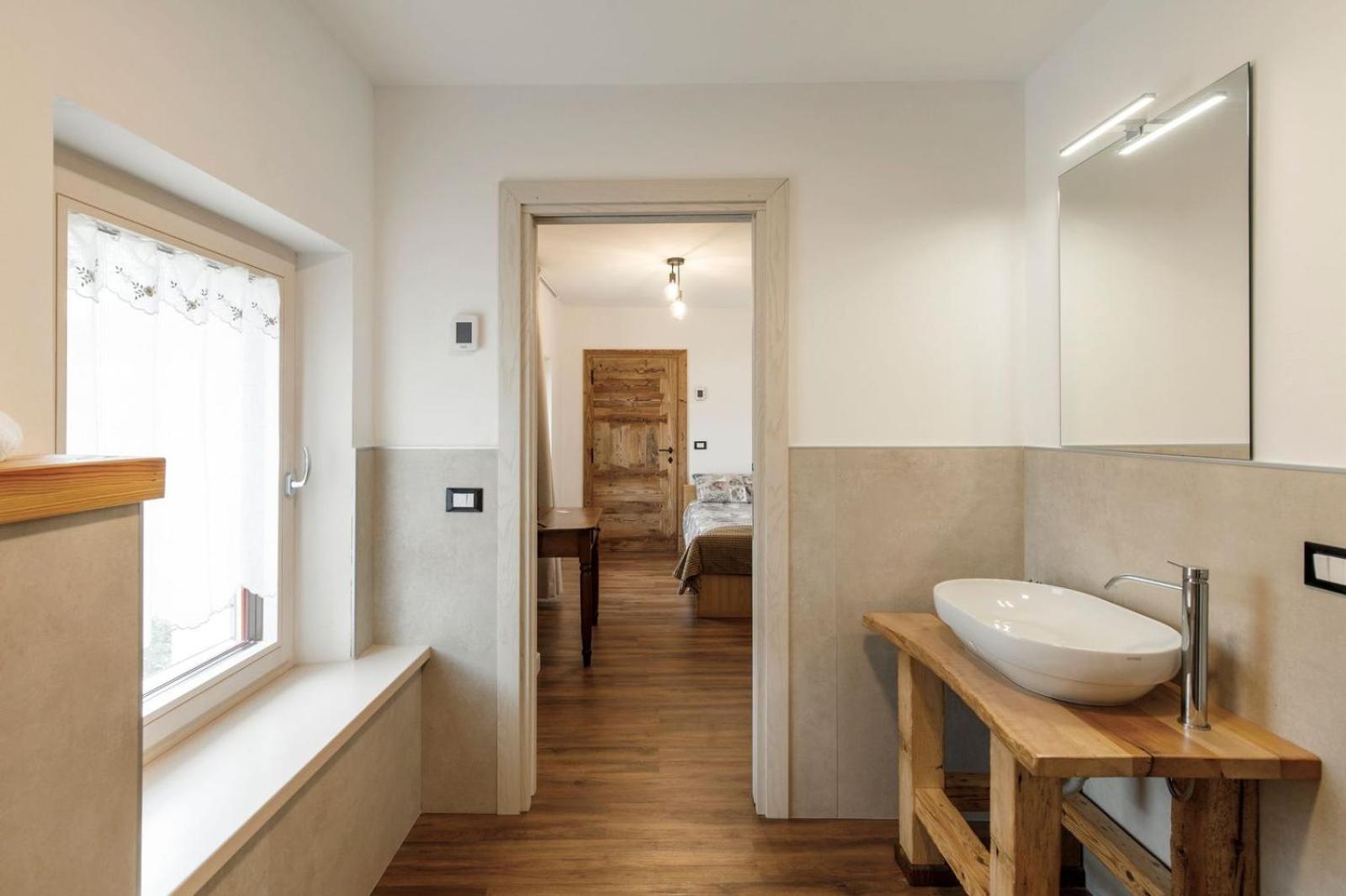 Casa21 - Private Holiday Home for Groups up to 12 with Jacuzzi