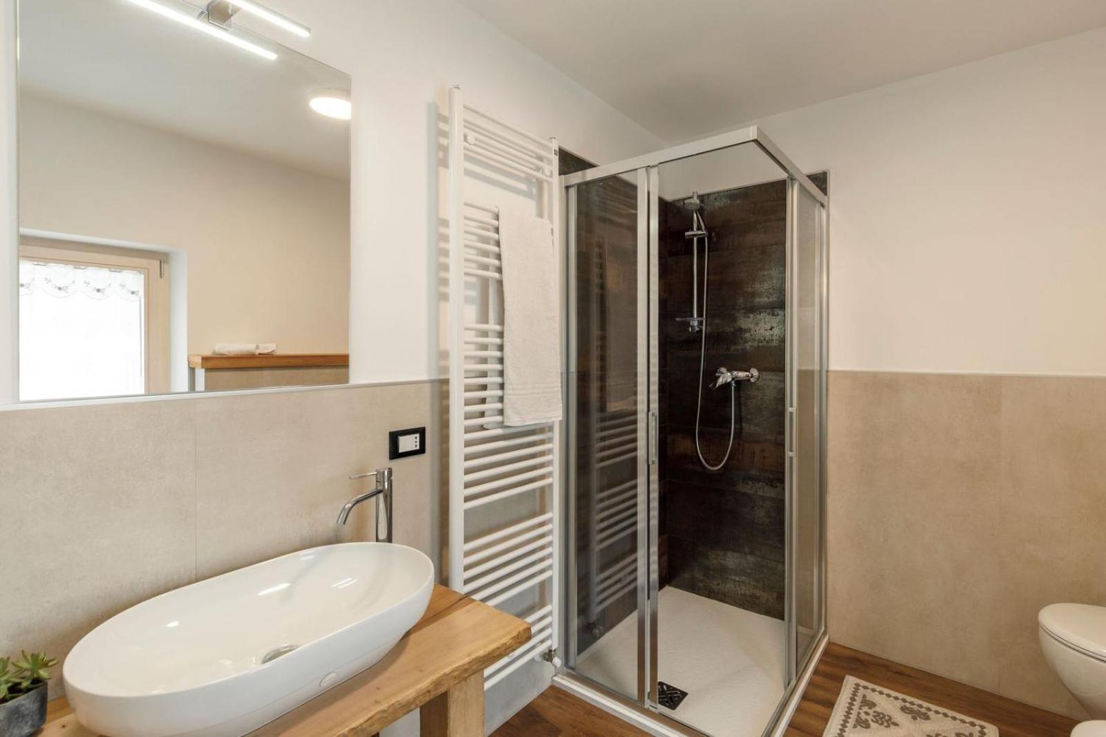 Casa21 - Private Holiday Home for Groups up to 12 with Jacuzzi