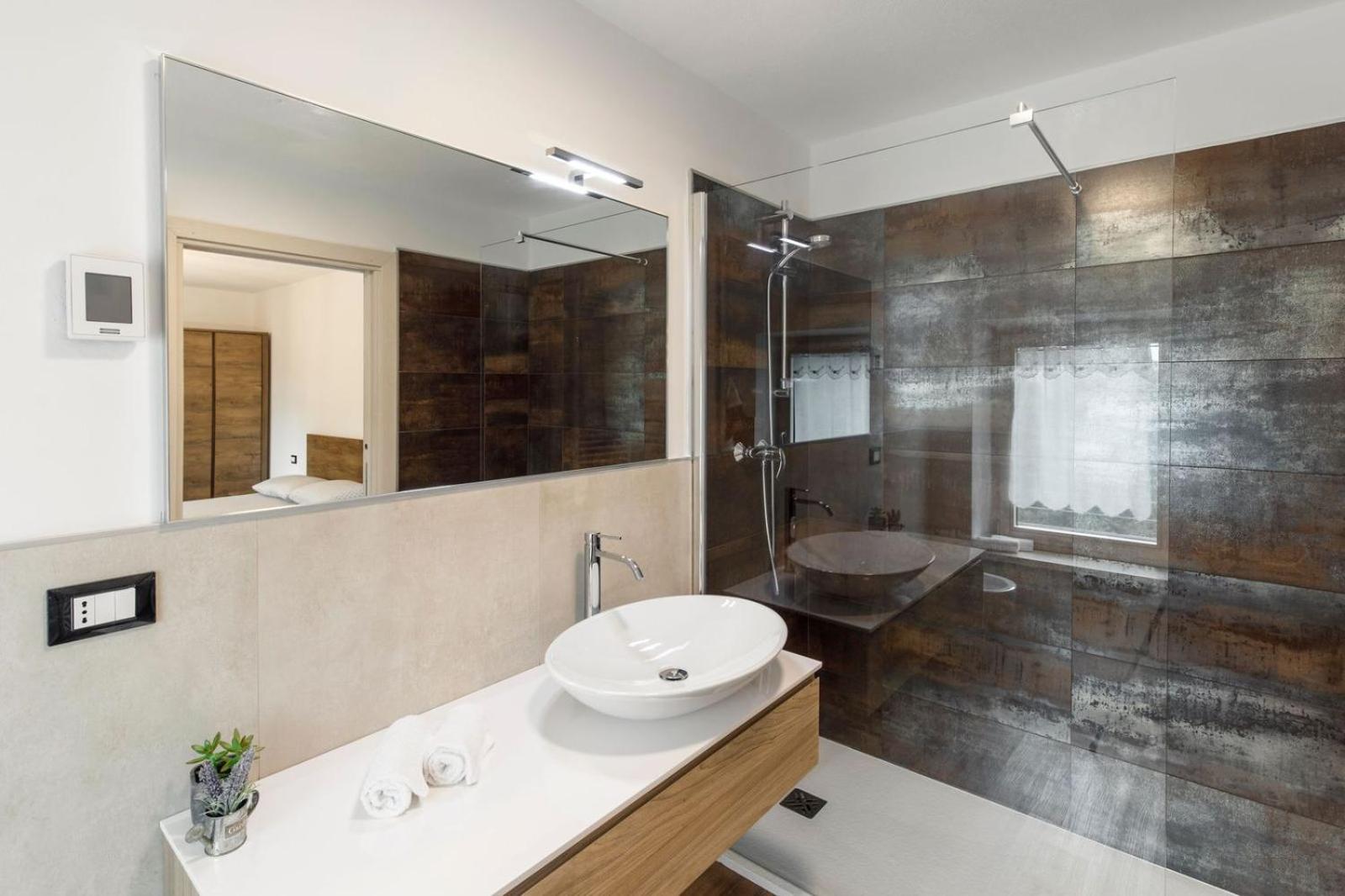Casa21 - Private Holiday Home for Groups up to 12 with Jacuzzi