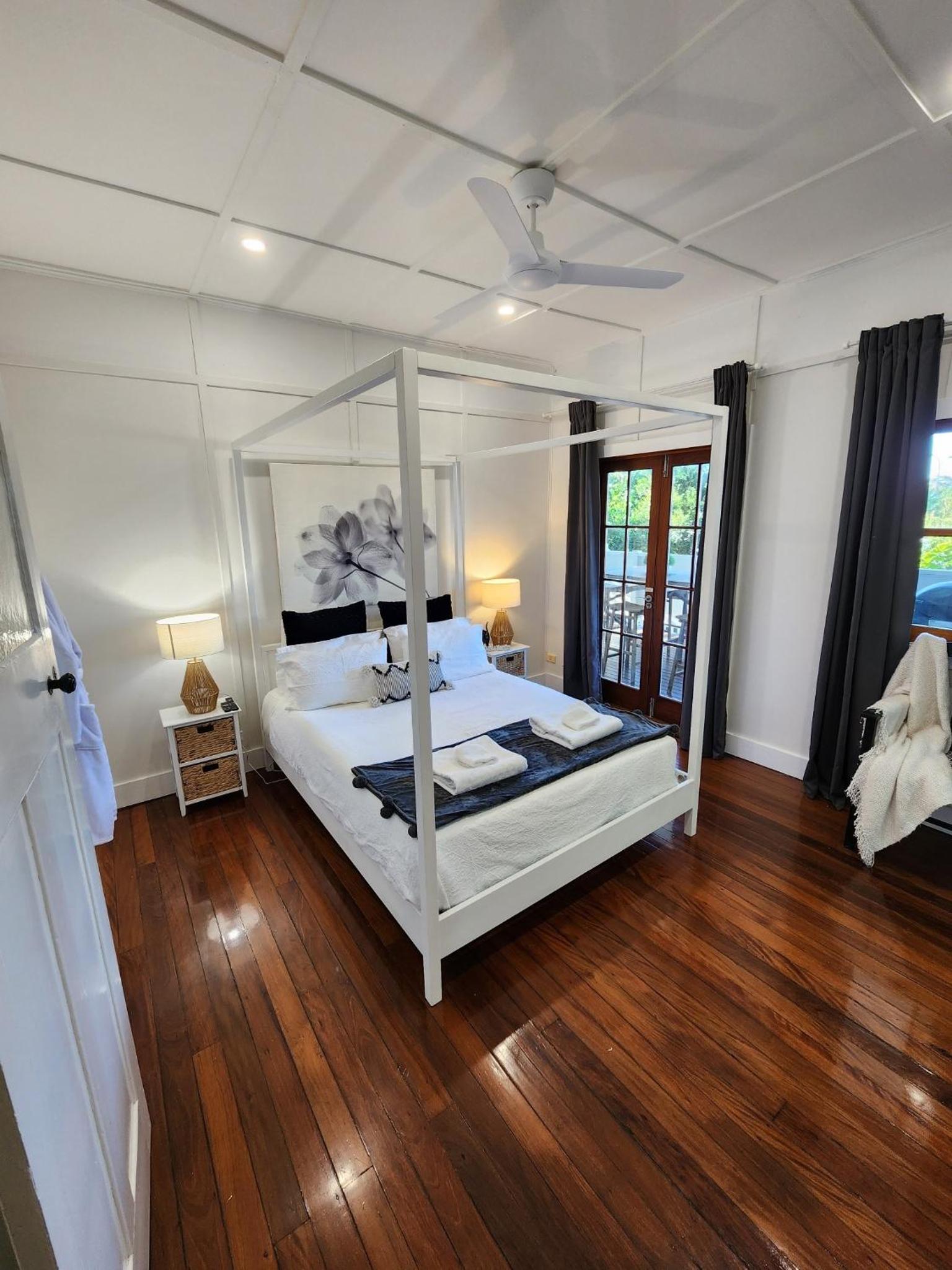 Stunning 4 Bedroom Beach House - Dicky Beach Original