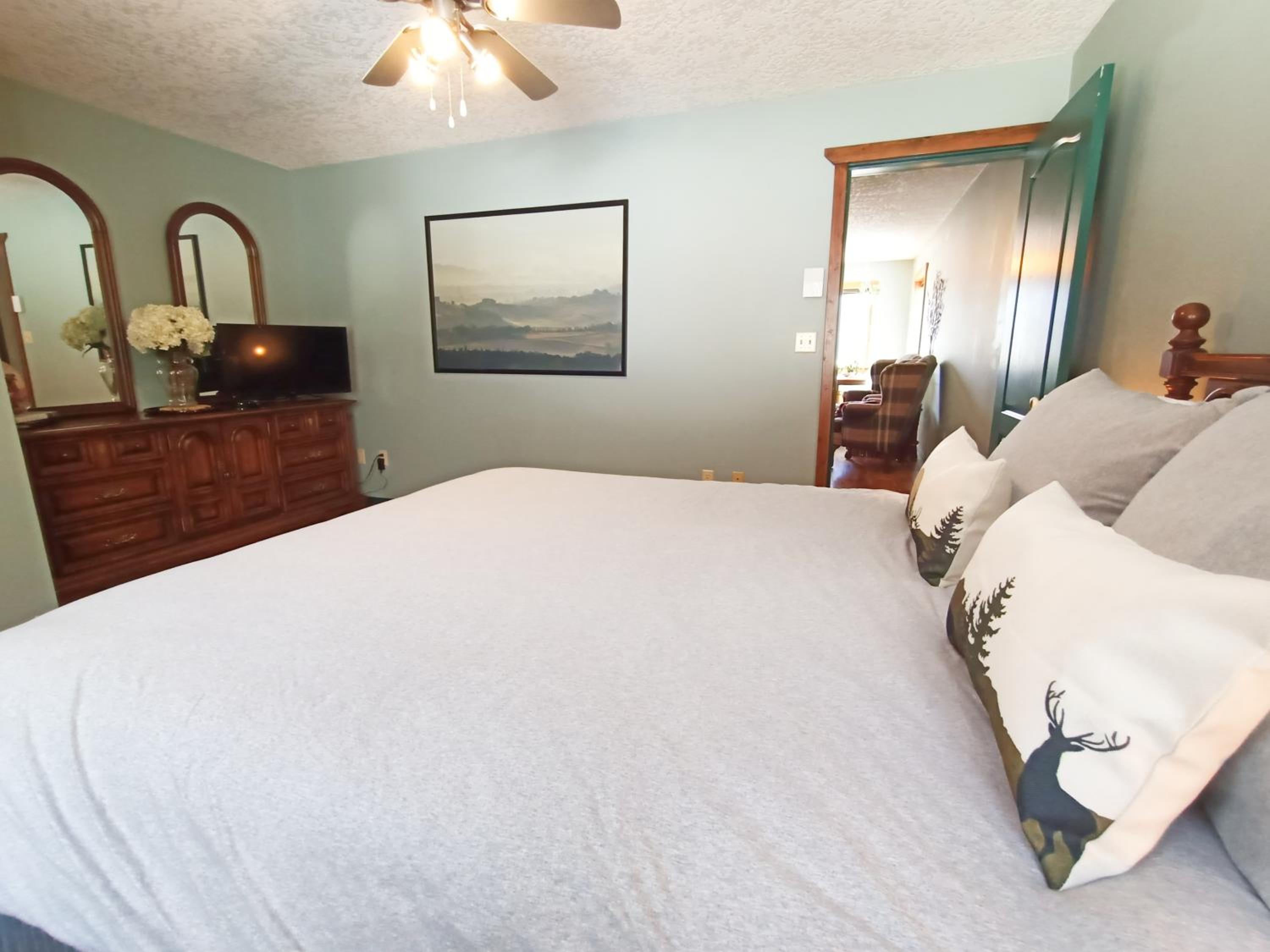 Golden Vacations - 2mins to Town, AC  Sauna, Self Check-in, Full Kitchen, Free Laundry  Parking, Family Pet Friendly, Comfortably Sleeps Up To 10 - Property Image 50