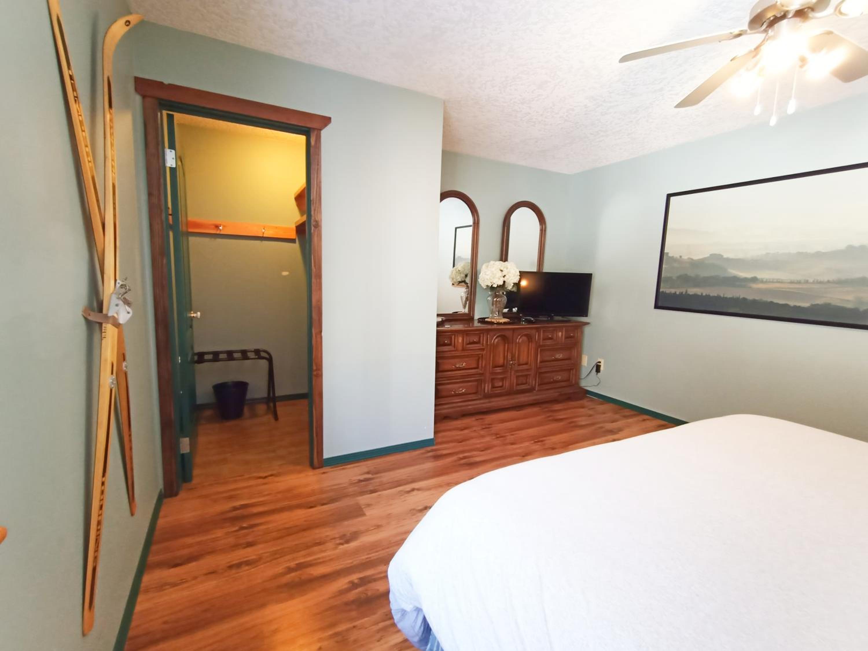 Golden Vacations - 2mins to Town, AC  Sauna, Self Check-in, Full Kitchen, Free Laundry  Parking, Family Pet Friendly, Comfortably Sleeps Up To 10 - Property Image 51